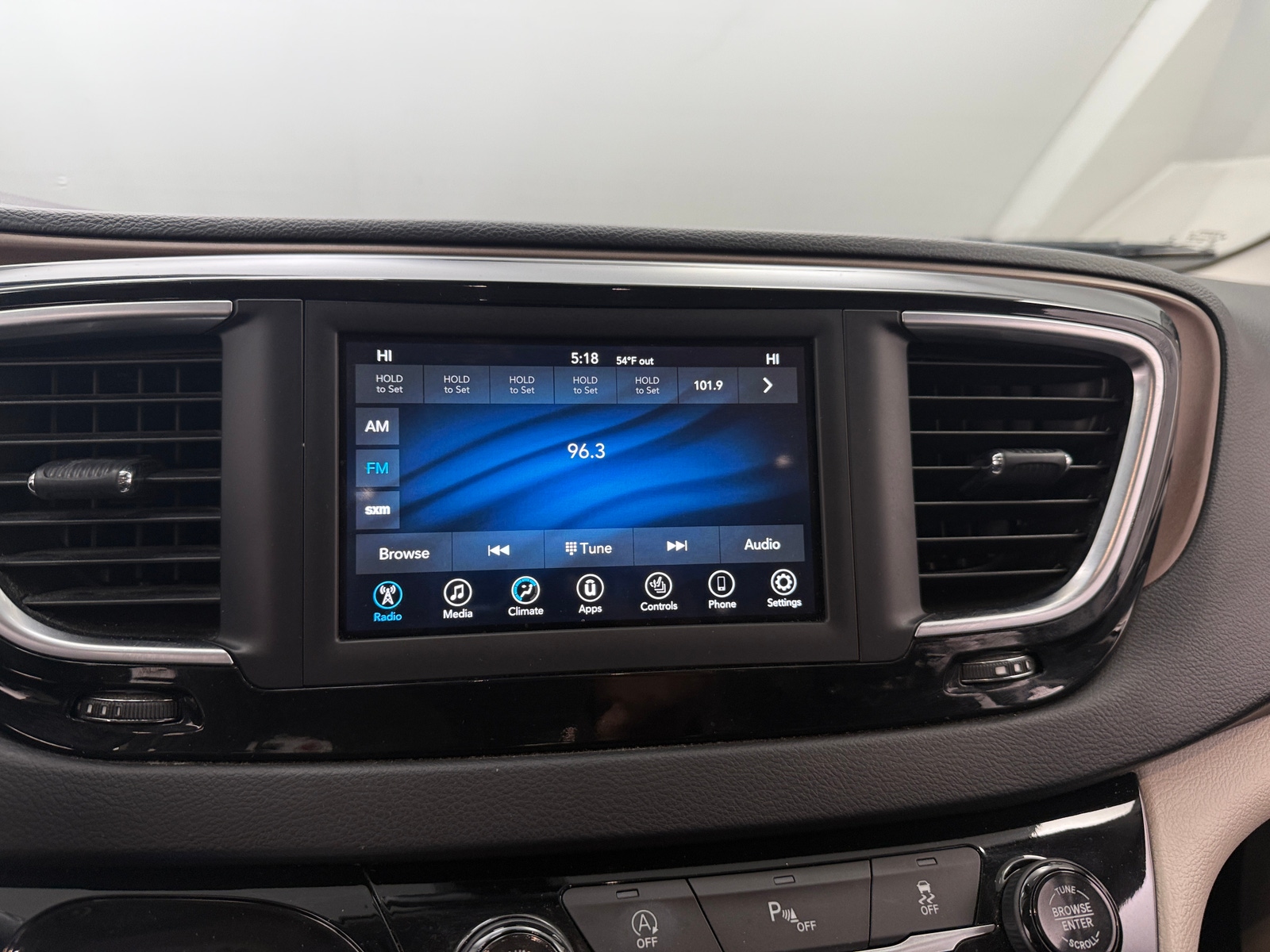 Thumbnail: 2019 Chrysler Pacifica - 3