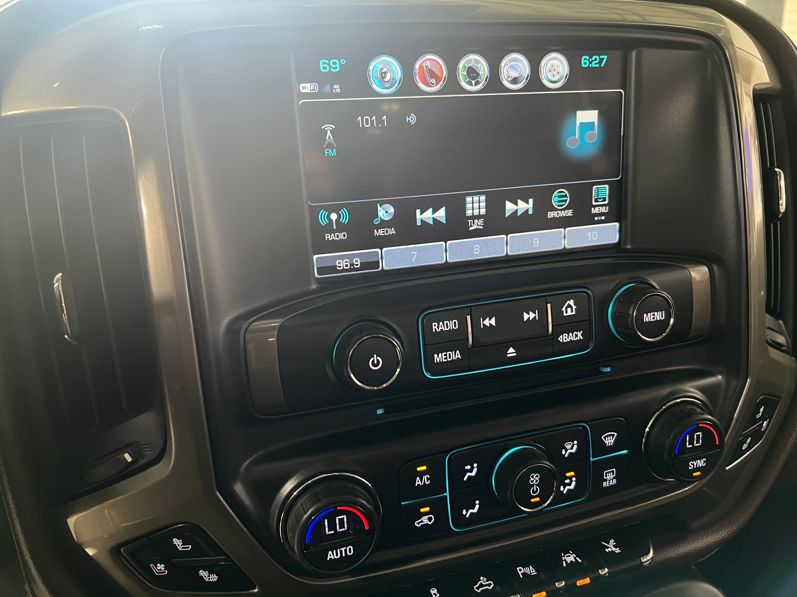 Thumbnail: 2017 Chevrolet Silverado 1500 - 3