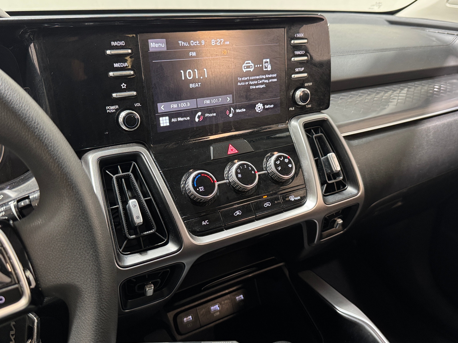 Thumbnail: 2023 Kia Sorento - 4