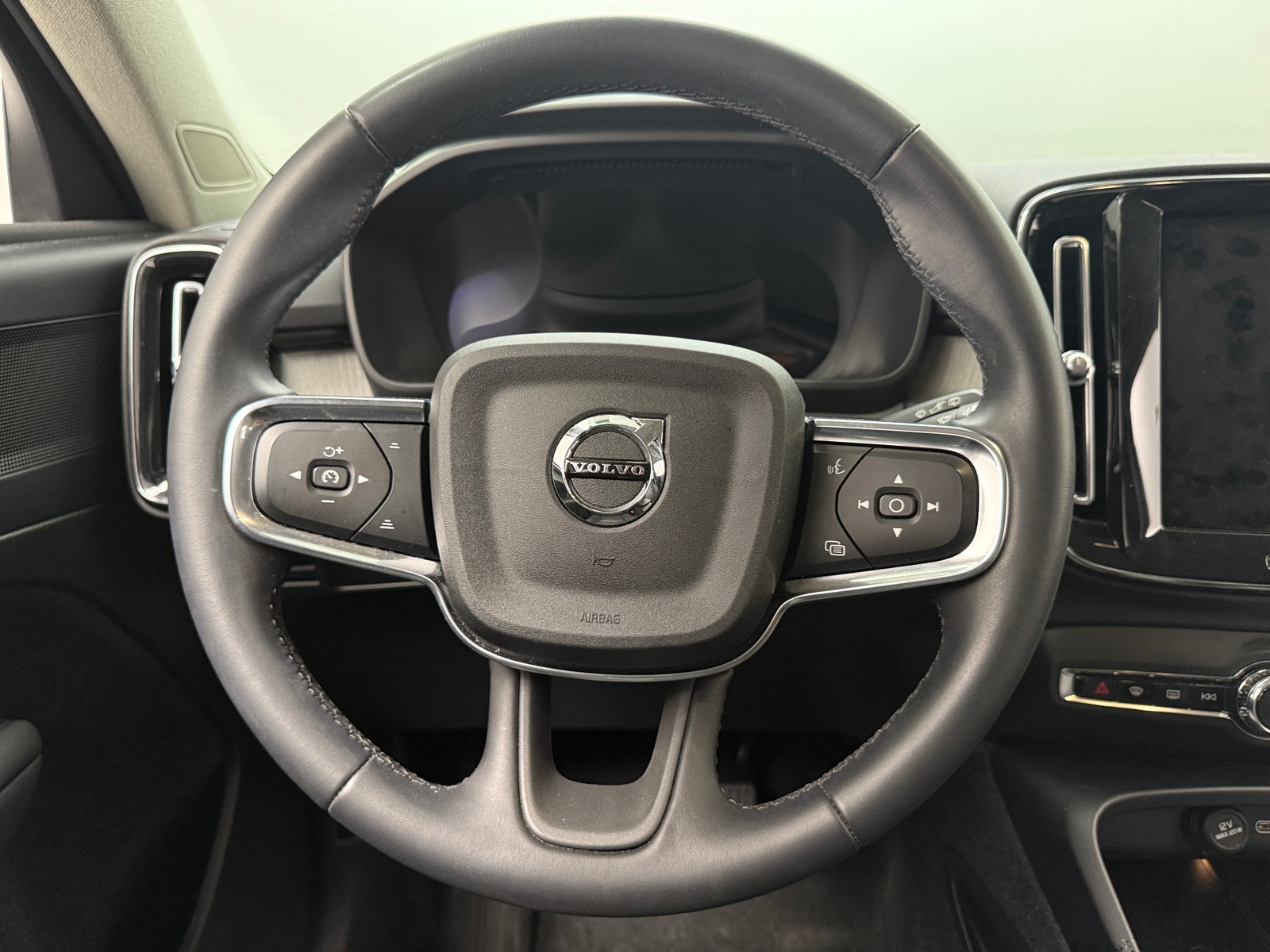 Thumbnail: 2024 Volvo XC40 - 4