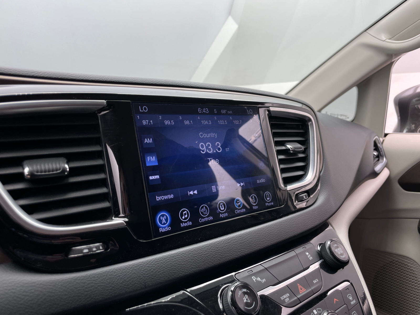 Thumbnail: 2017 Chrysler Pacifica - 3