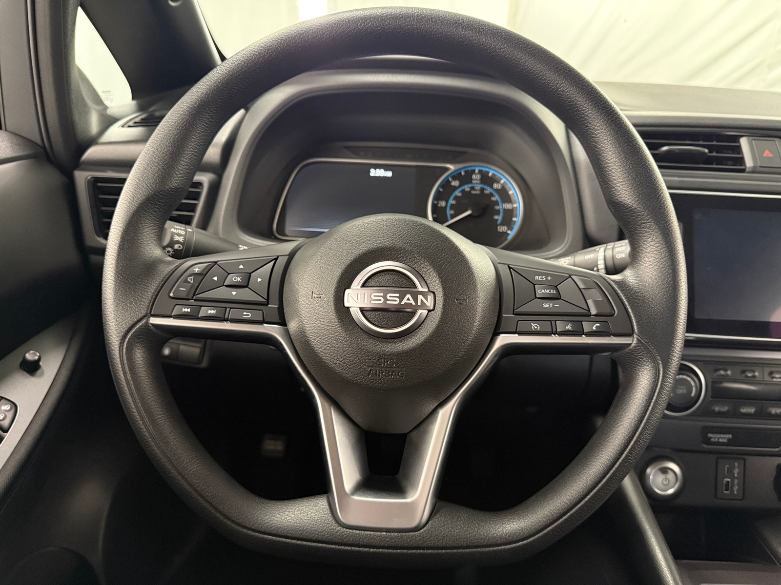 Thumbnail: 2023 Nissan Leaf - 5