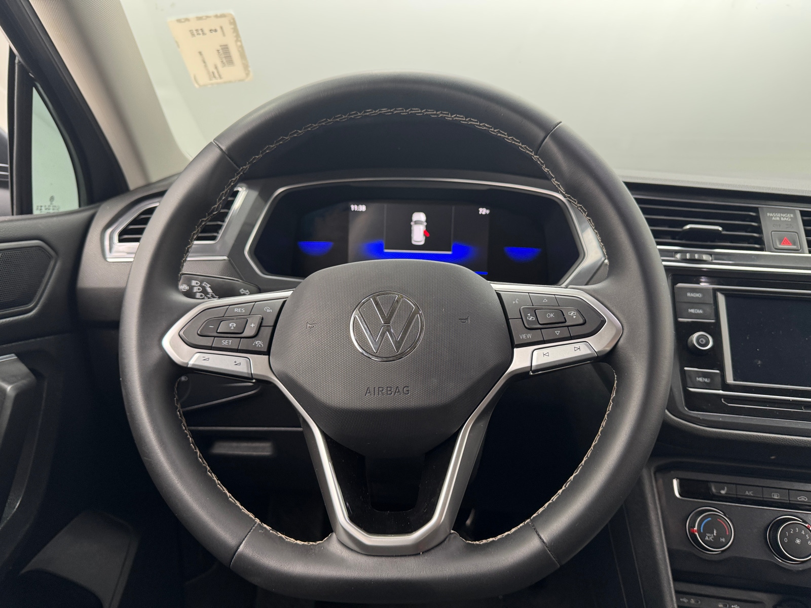 Thumbnail: 2023 Volkswagen Tiguan - 5