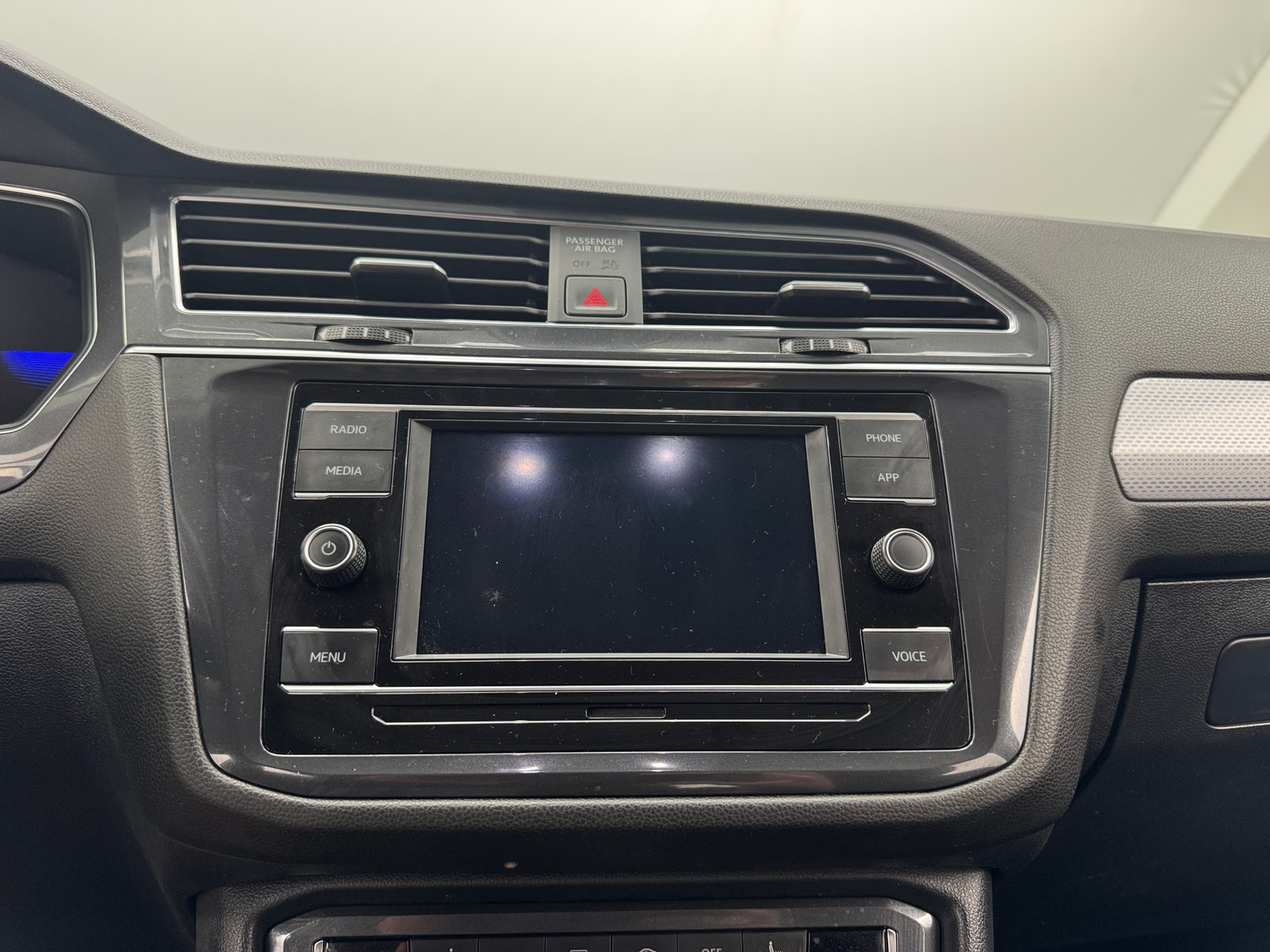 Thumbnail: 2023 Volkswagen Tiguan - 4