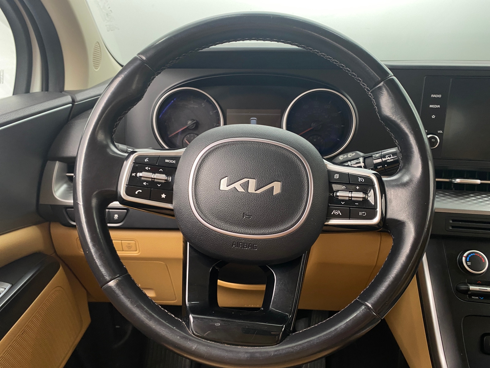 Thumbnail: 2023 Kia Carnival - 4