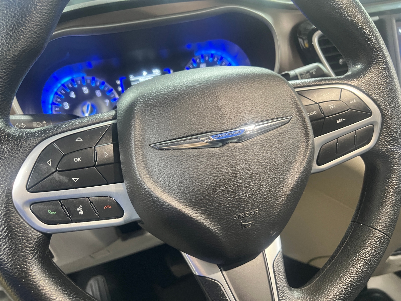 Thumbnail: 2021 Chrysler Voyager - 4