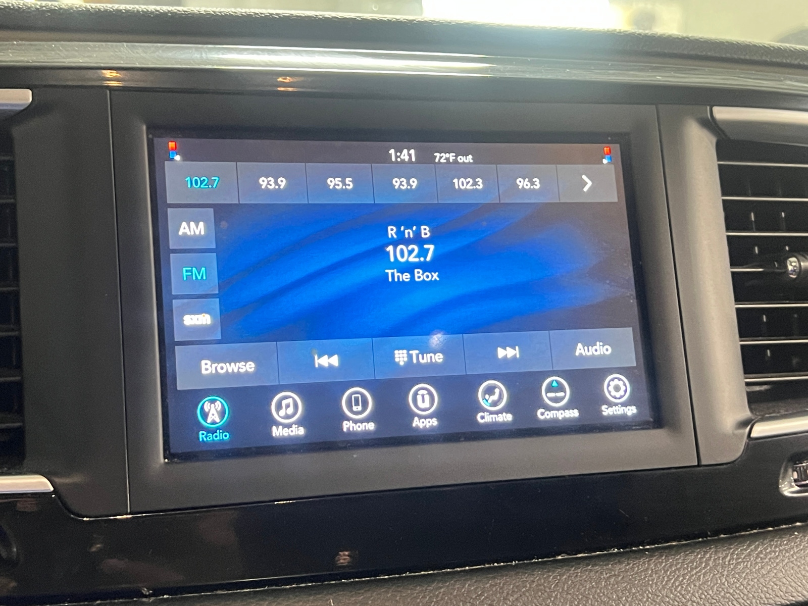 Thumbnail: 2021 Chrysler Voyager - 3