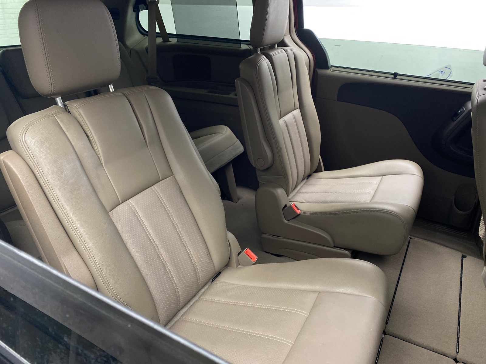 Thumbnail: 2011 Chrysler Town & Country - 5