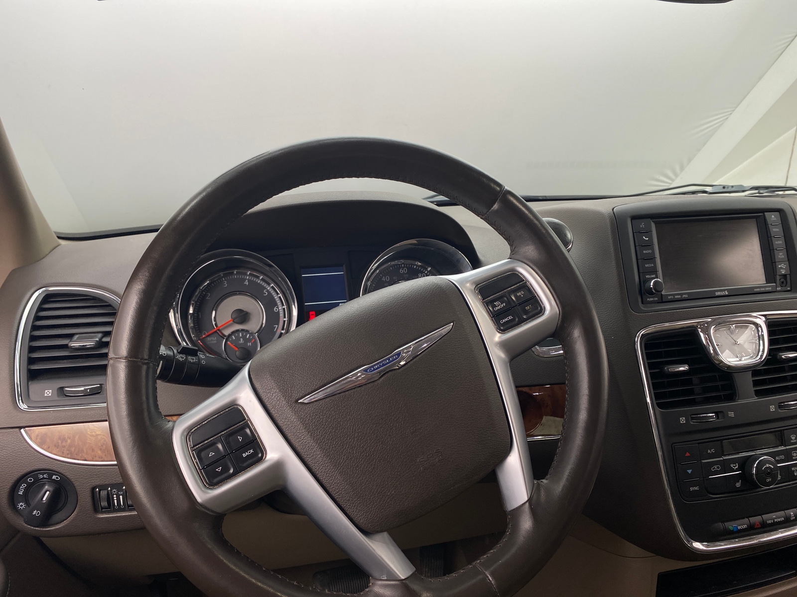 Thumbnail: 2011 Chrysler Town & Country - 4