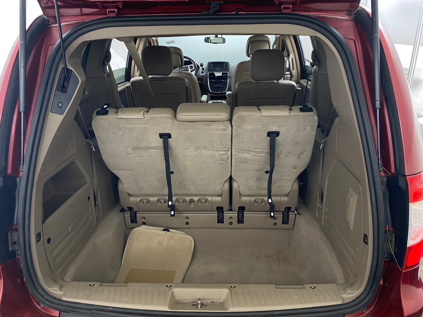 Thumbnail: 2011 Chrysler Town & Country - 6