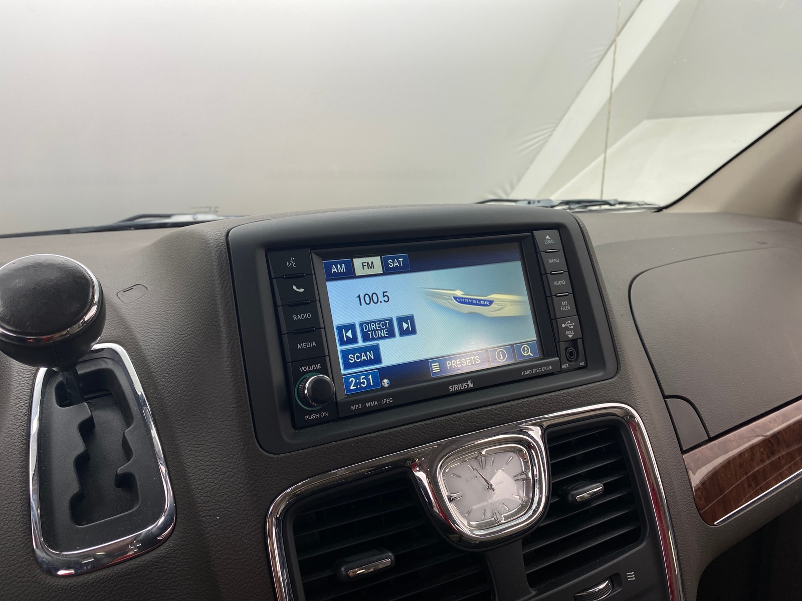 Thumbnail: 2011 Chrysler Town & Country - 3