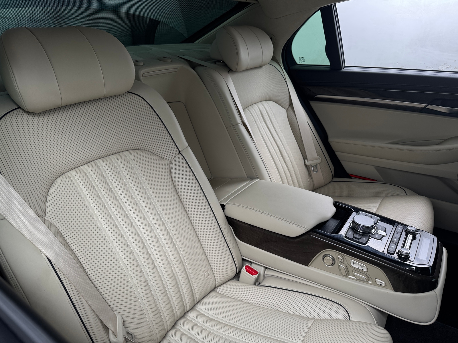 Thumbnail: 2017 Genesis G90 - 5