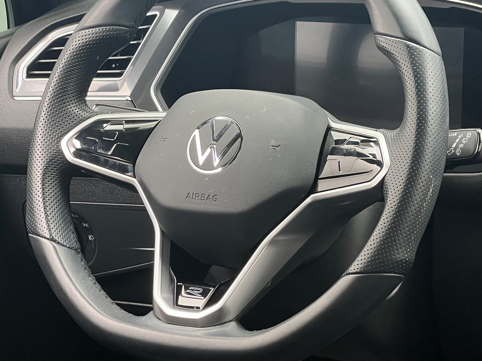 Thumbnail: 2023 Volkswagen Tiguan - 4