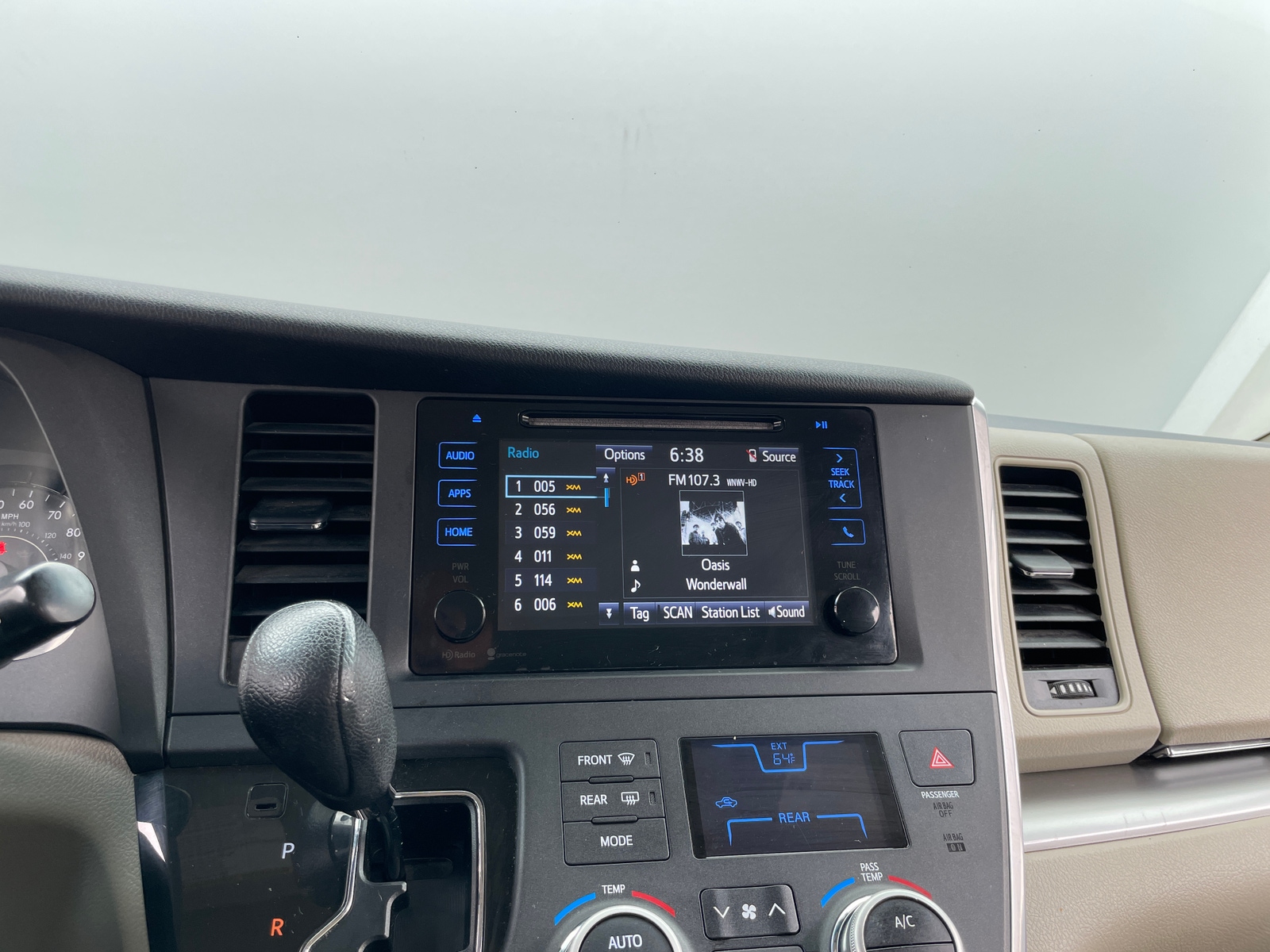 Thumbnail: 2015 Toyota Sienna - 4