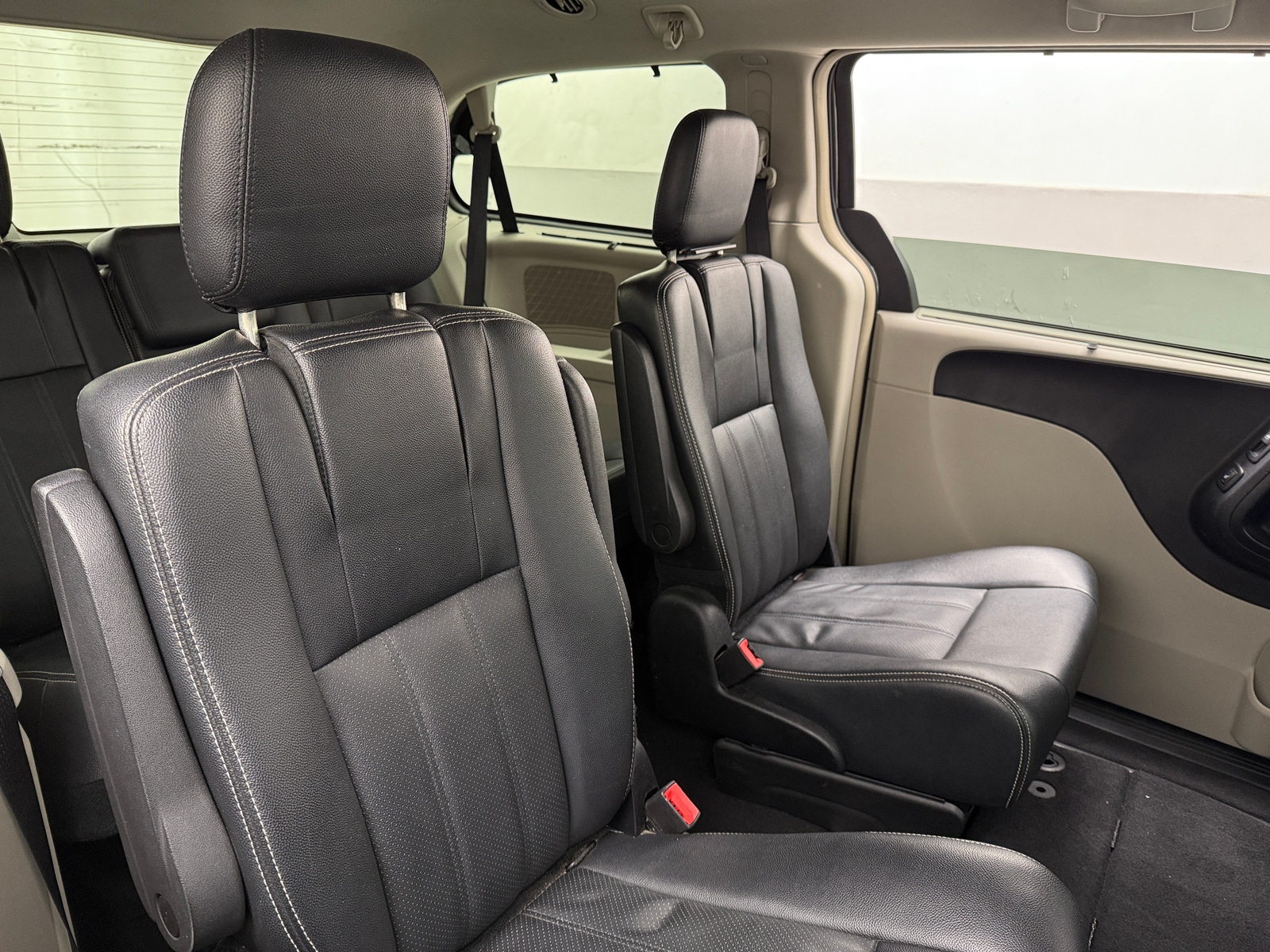 Thumbnail: 2016 Chrysler Town & Country - 5