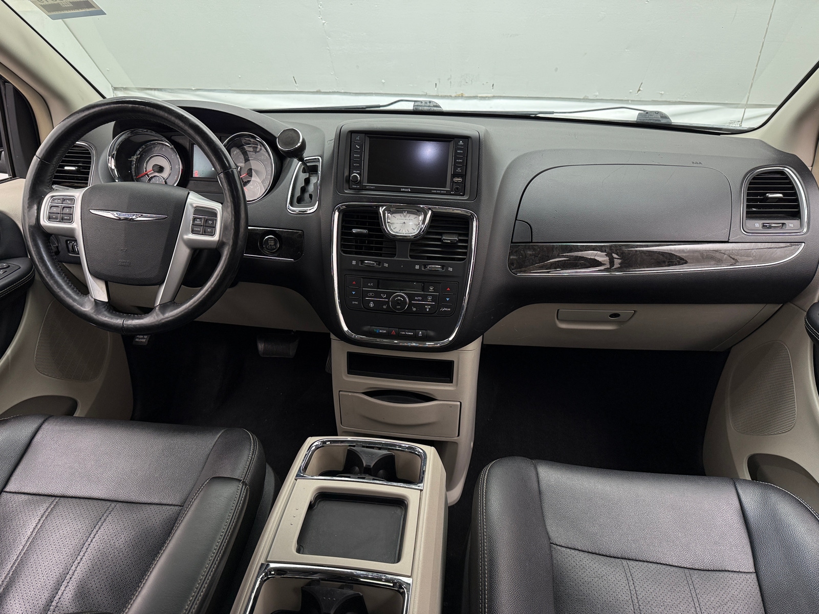 Thumbnail: 2016 Chrysler Town & Country - 2