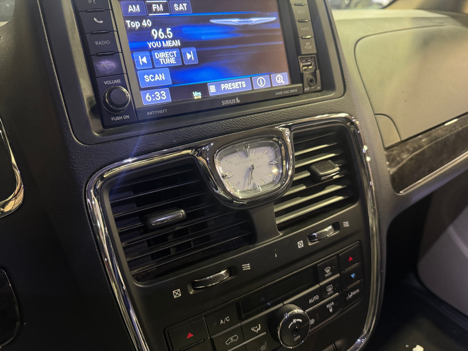 Thumbnail: 2016 Chrysler Town & Country - 3