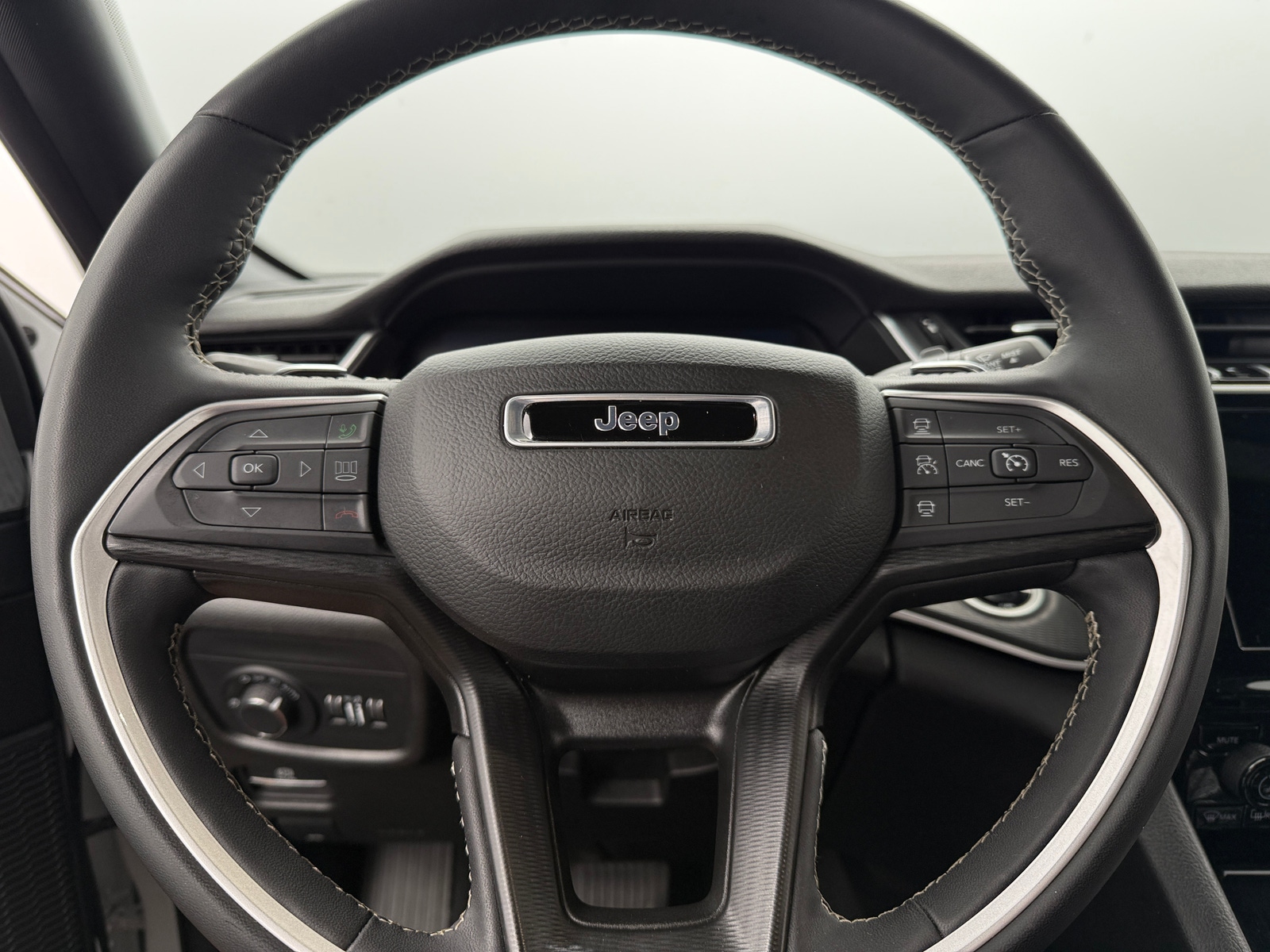 Thumbnail: 2024 Jeep Grand Cherokee L - 5