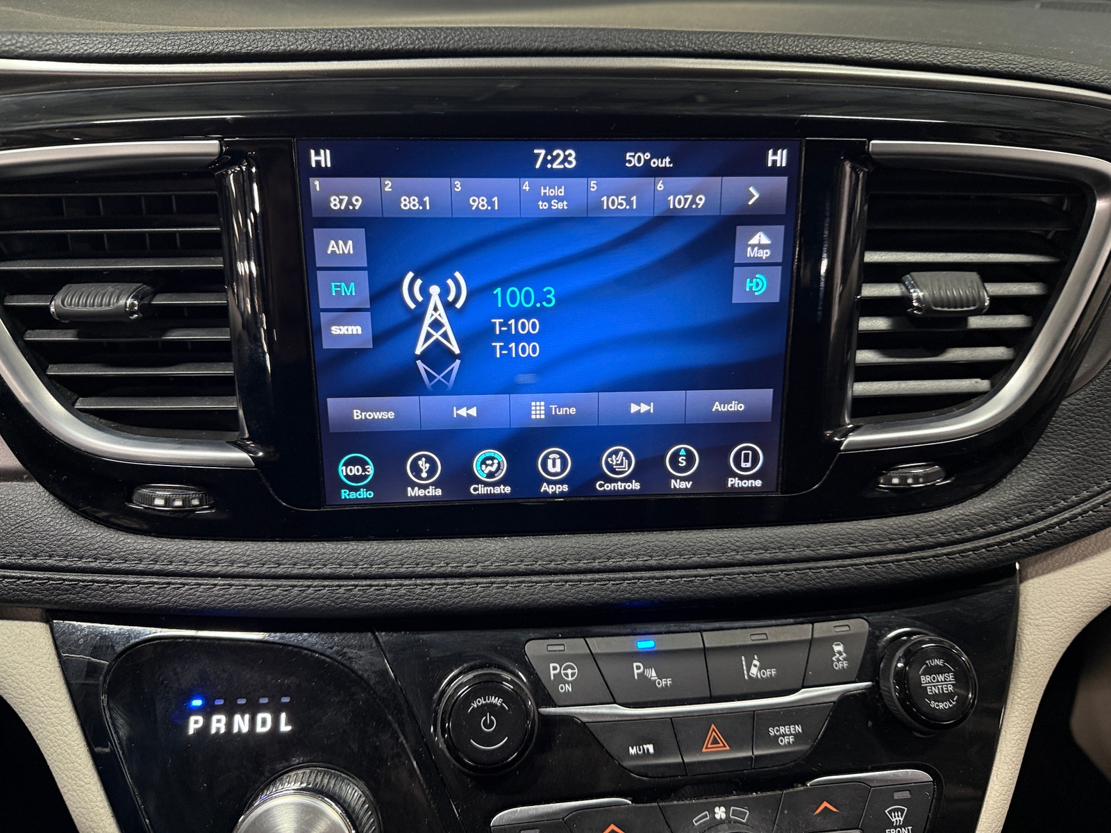 Thumbnail: 2018 Chrysler Pacifica - 3