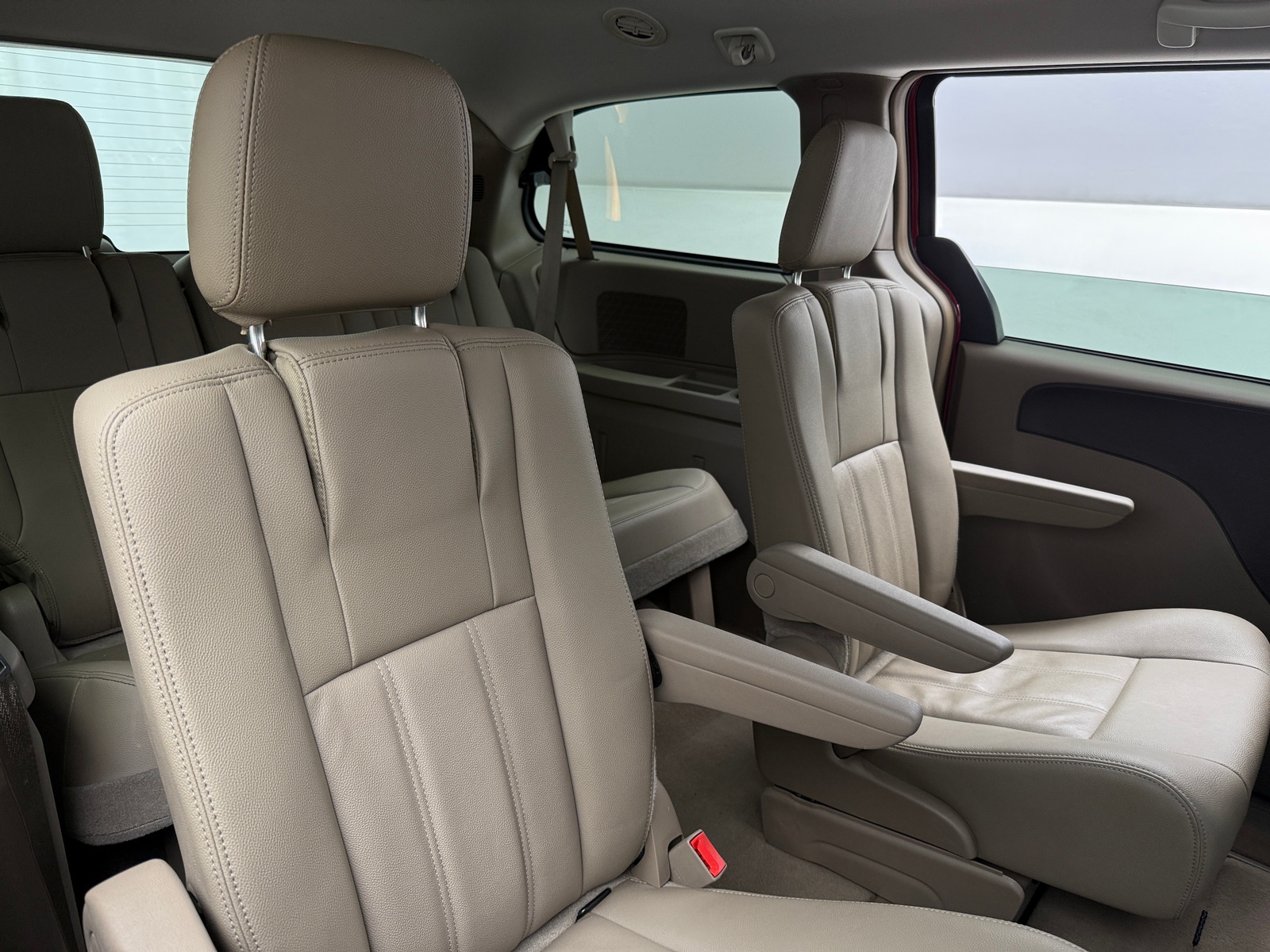Thumbnail: 2016 Chrysler Town & Country - 5