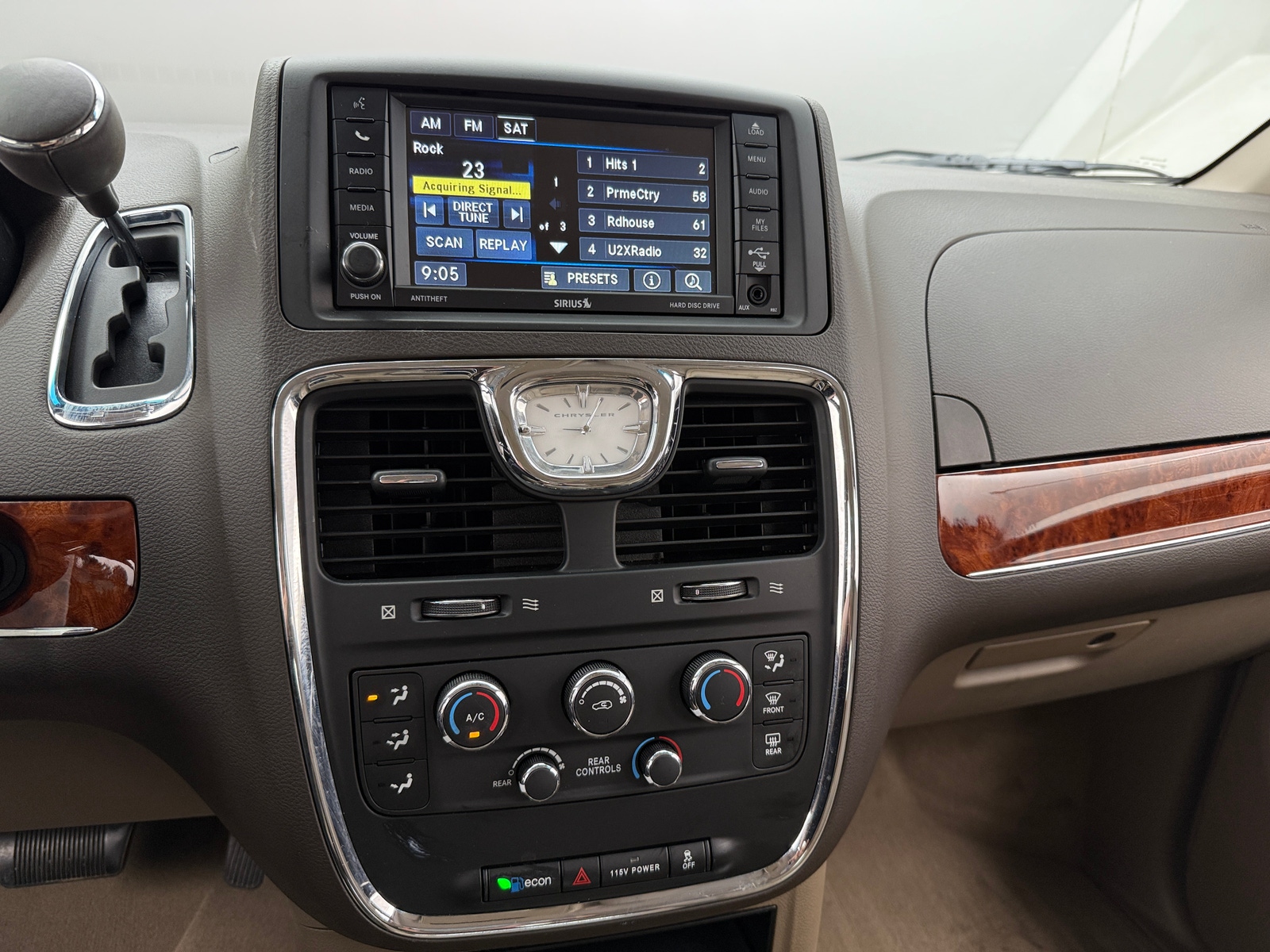 Thumbnail: 2016 Chrysler Town & Country - 3