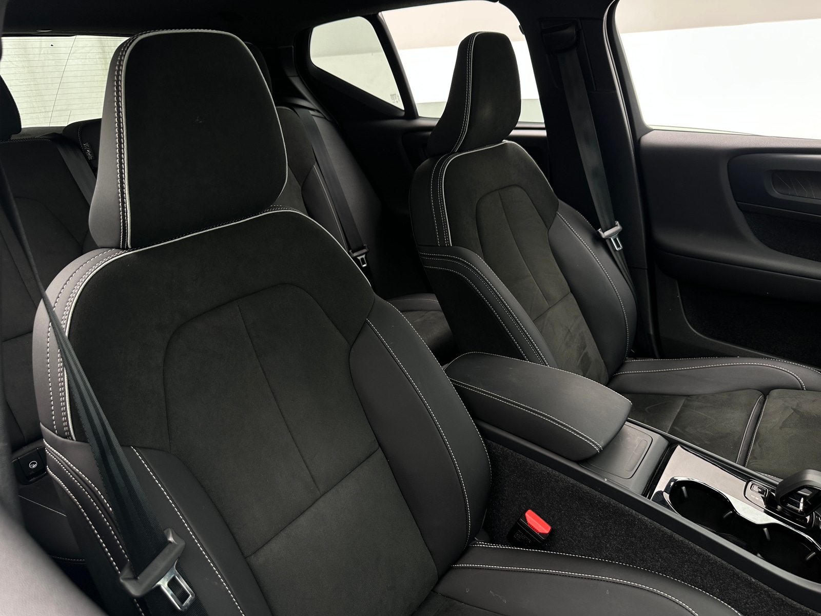 Thumbnail: 2023 Volvo XC40 - 2