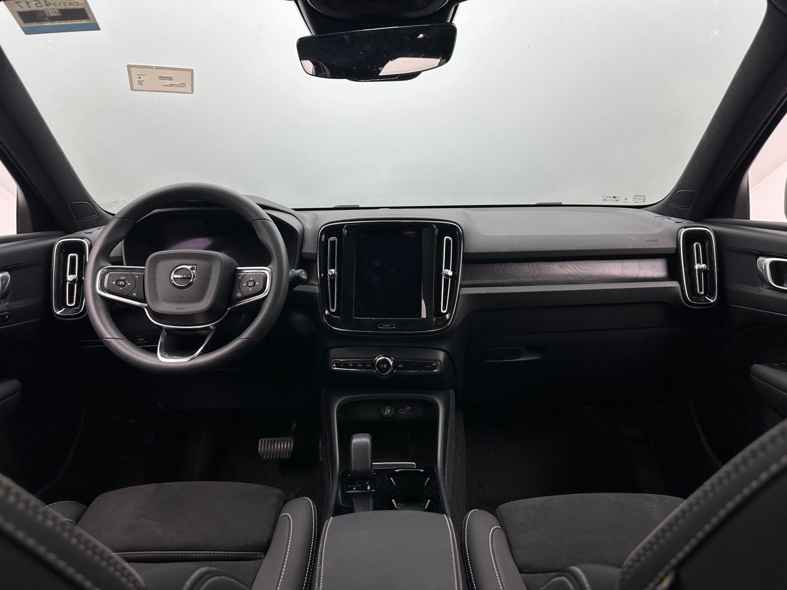 Thumbnail: 2023 Volvo XC40 - 3