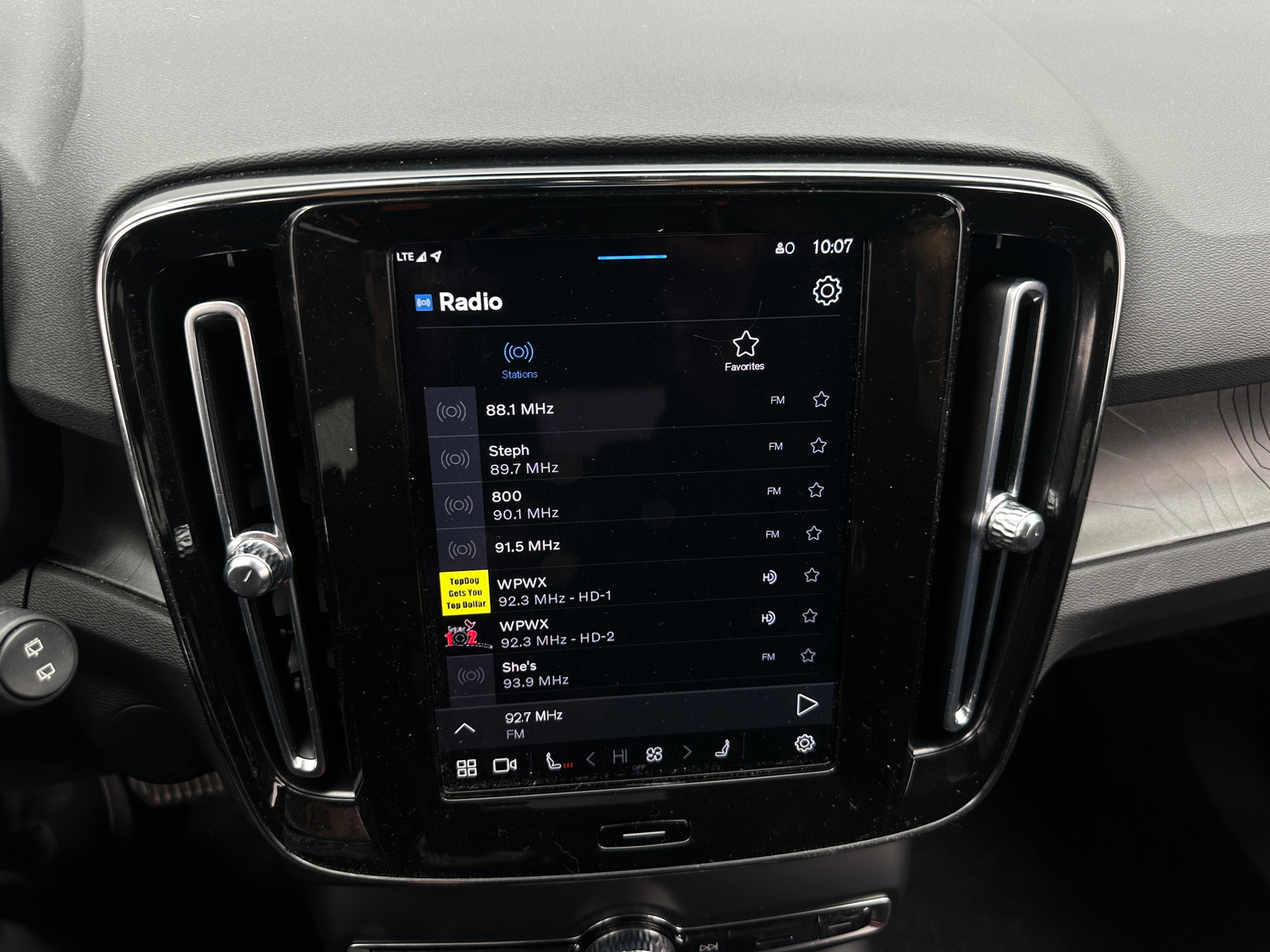 Thumbnail: 2023 Volvo XC40 - 4