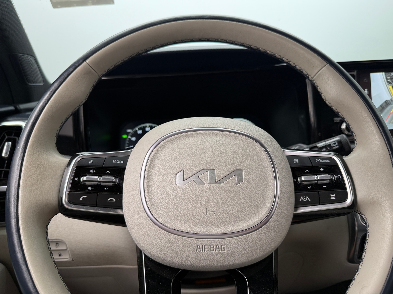 Thumbnail: 2023 Kia Sorento - 4