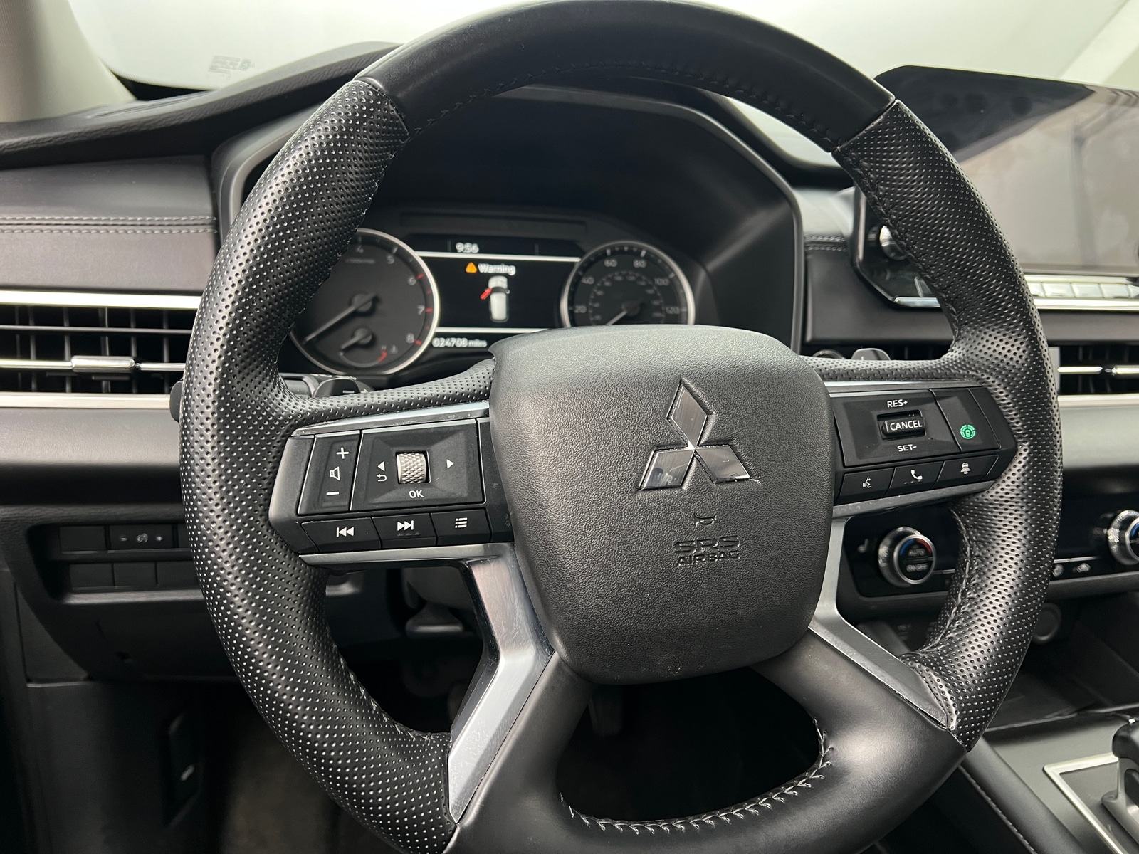 Thumbnail: 2024 Mitsubishi Outlander - 4