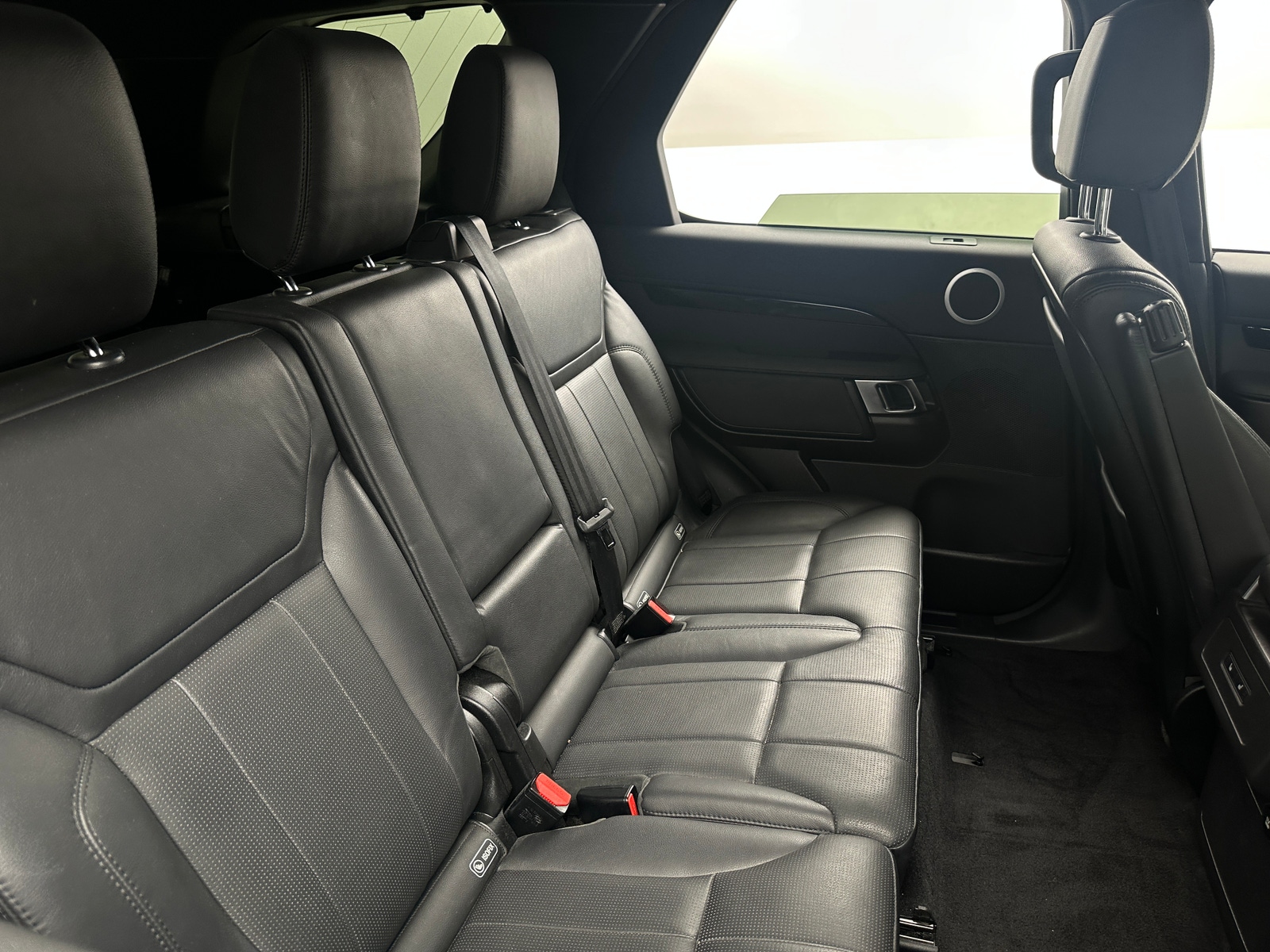 Thumbnail: 2018 Land Rover Discovery - 5