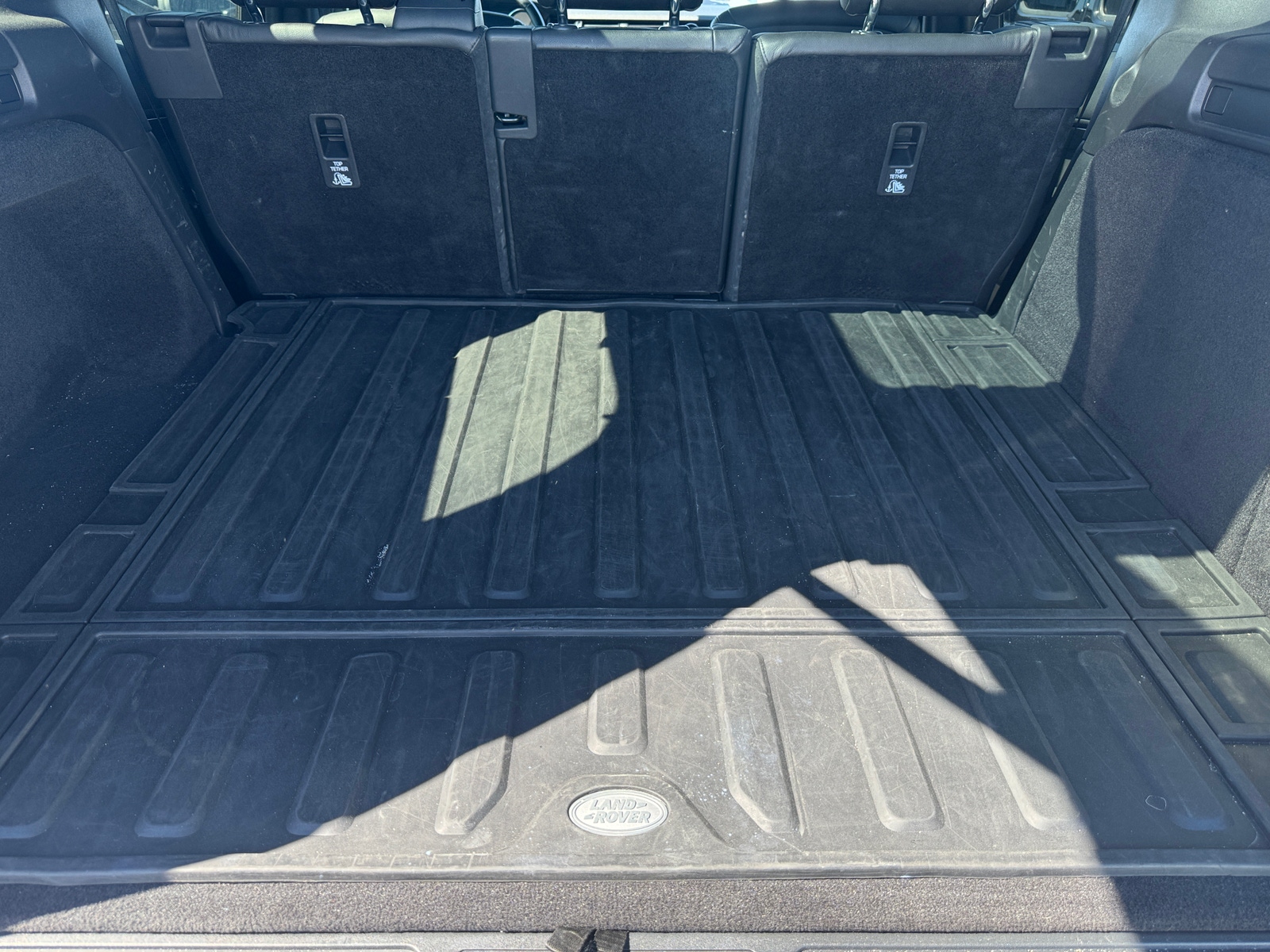Thumbnail: 2018 Land Rover Discovery - 6