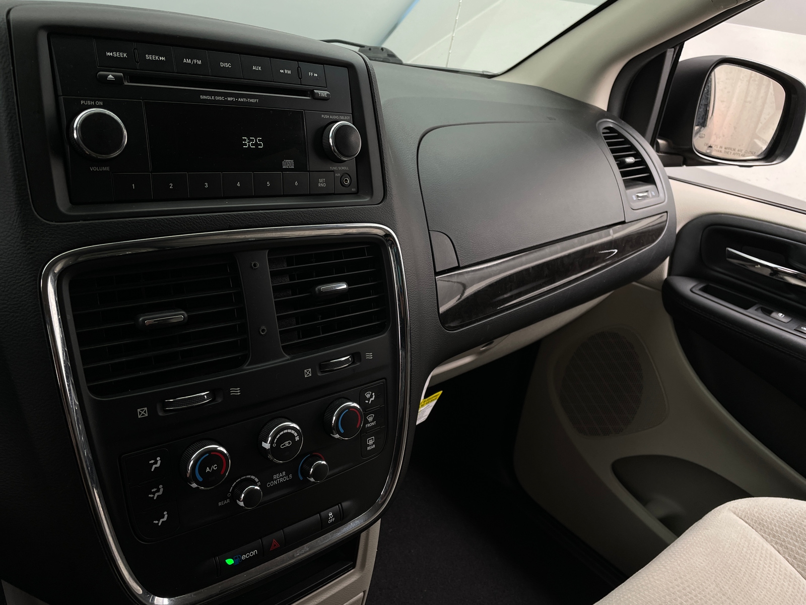 Thumbnail: 2016 Dodge Grand Caravan - 4