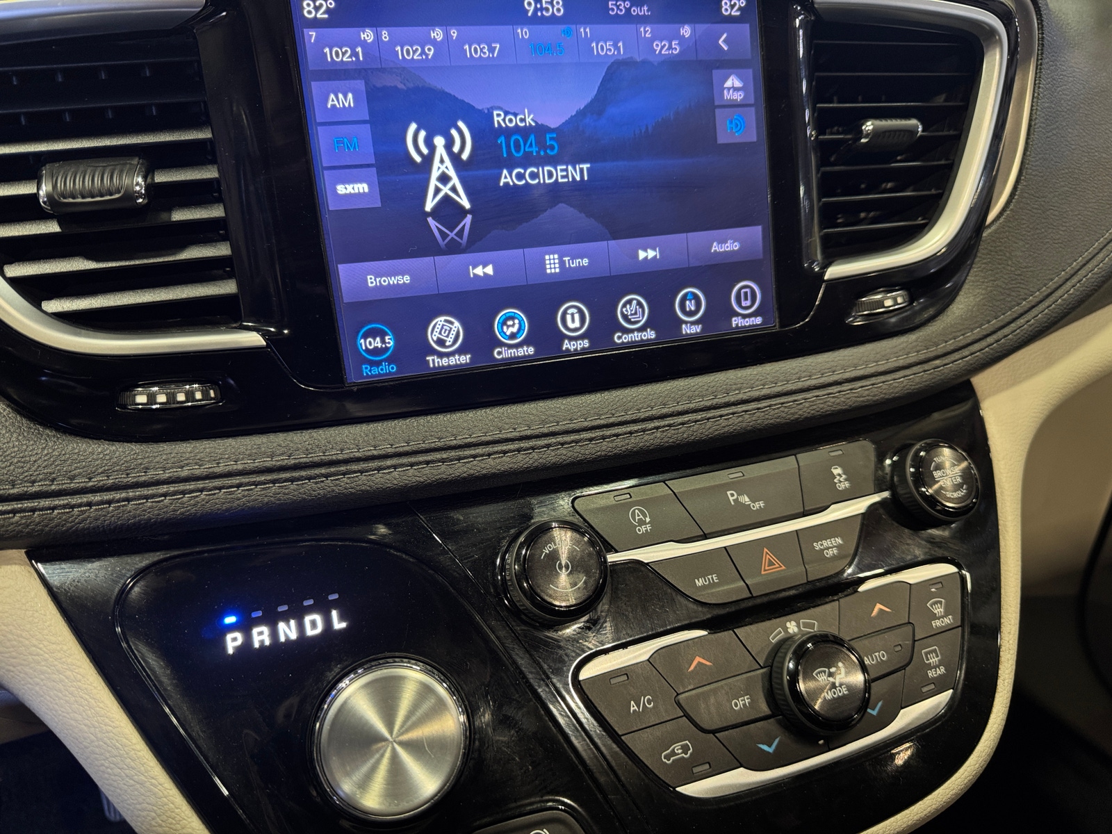 Thumbnail: 2018 Chrysler Pacifica - 3