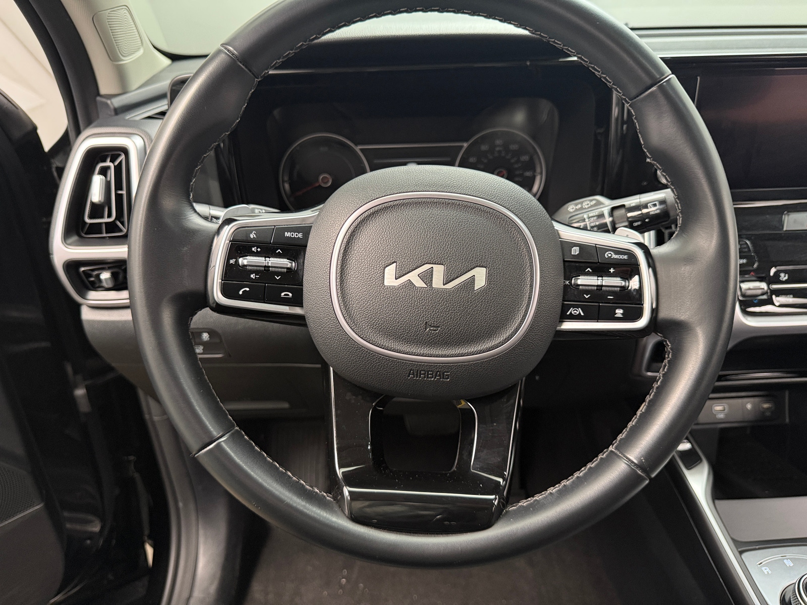 Thumbnail: 2022 Kia Sorento - 4