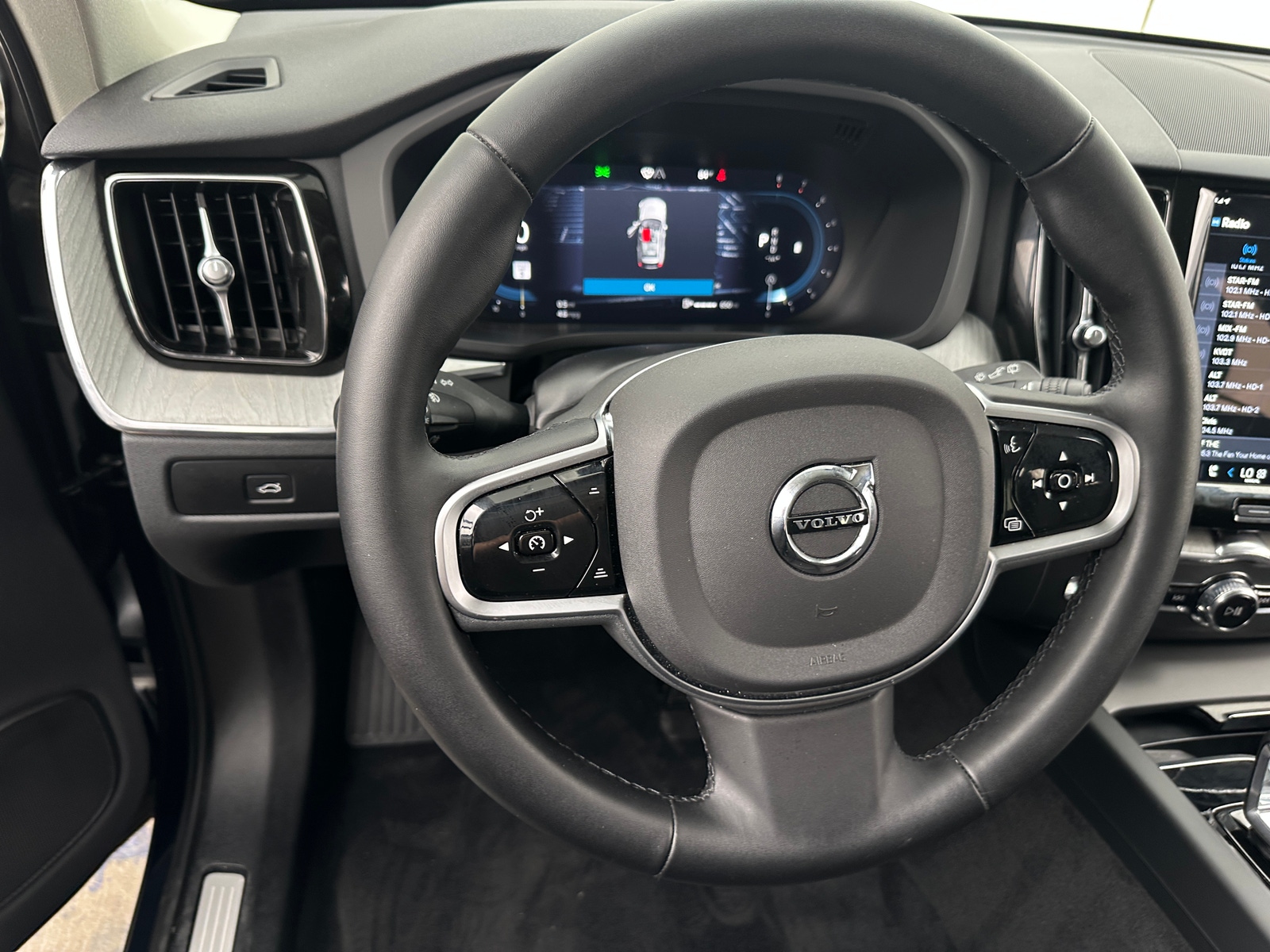 Thumbnail: 2025 Volvo XC60 - 4