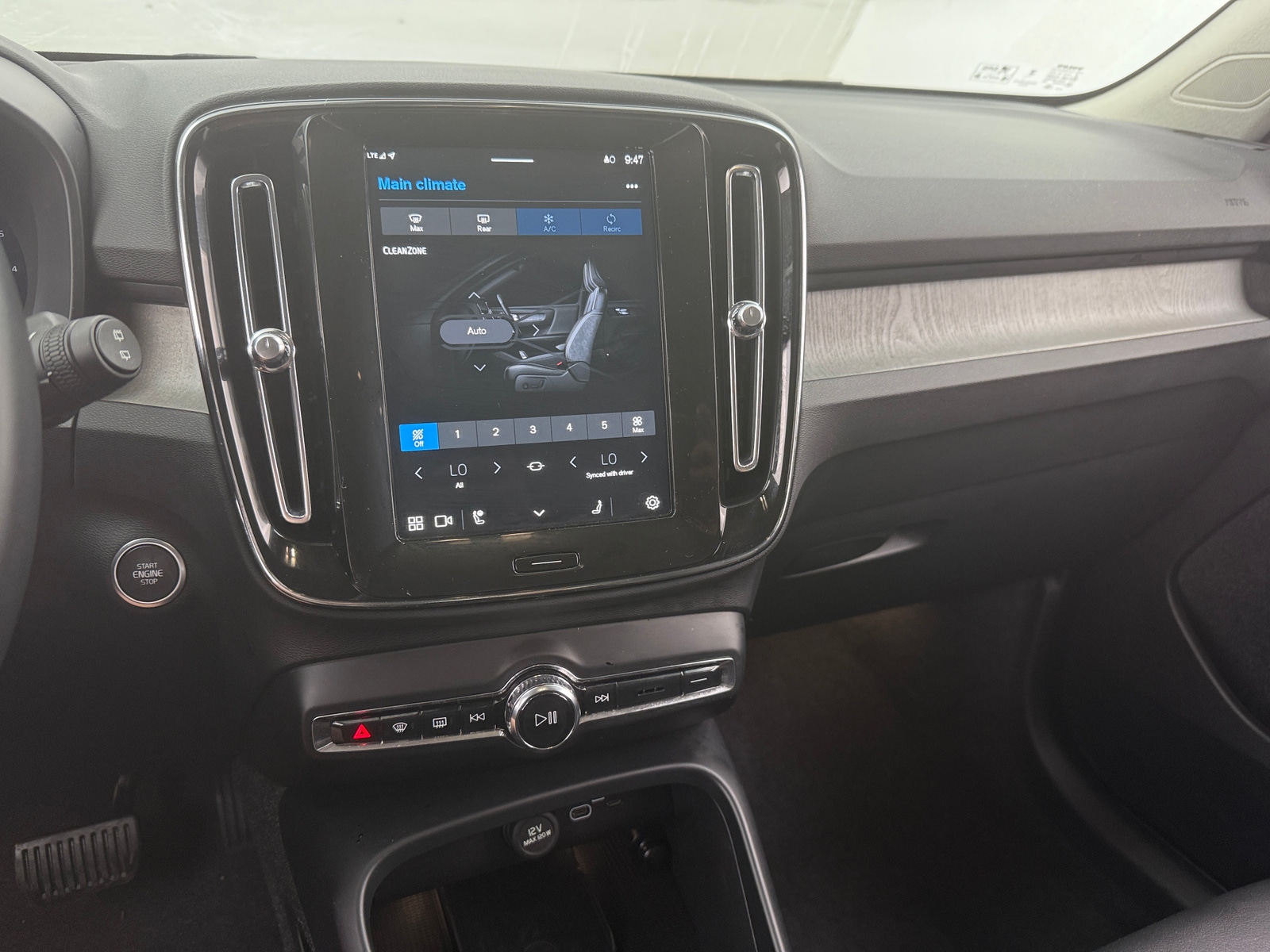 Thumbnail: 2025 Volvo XC40 - 4