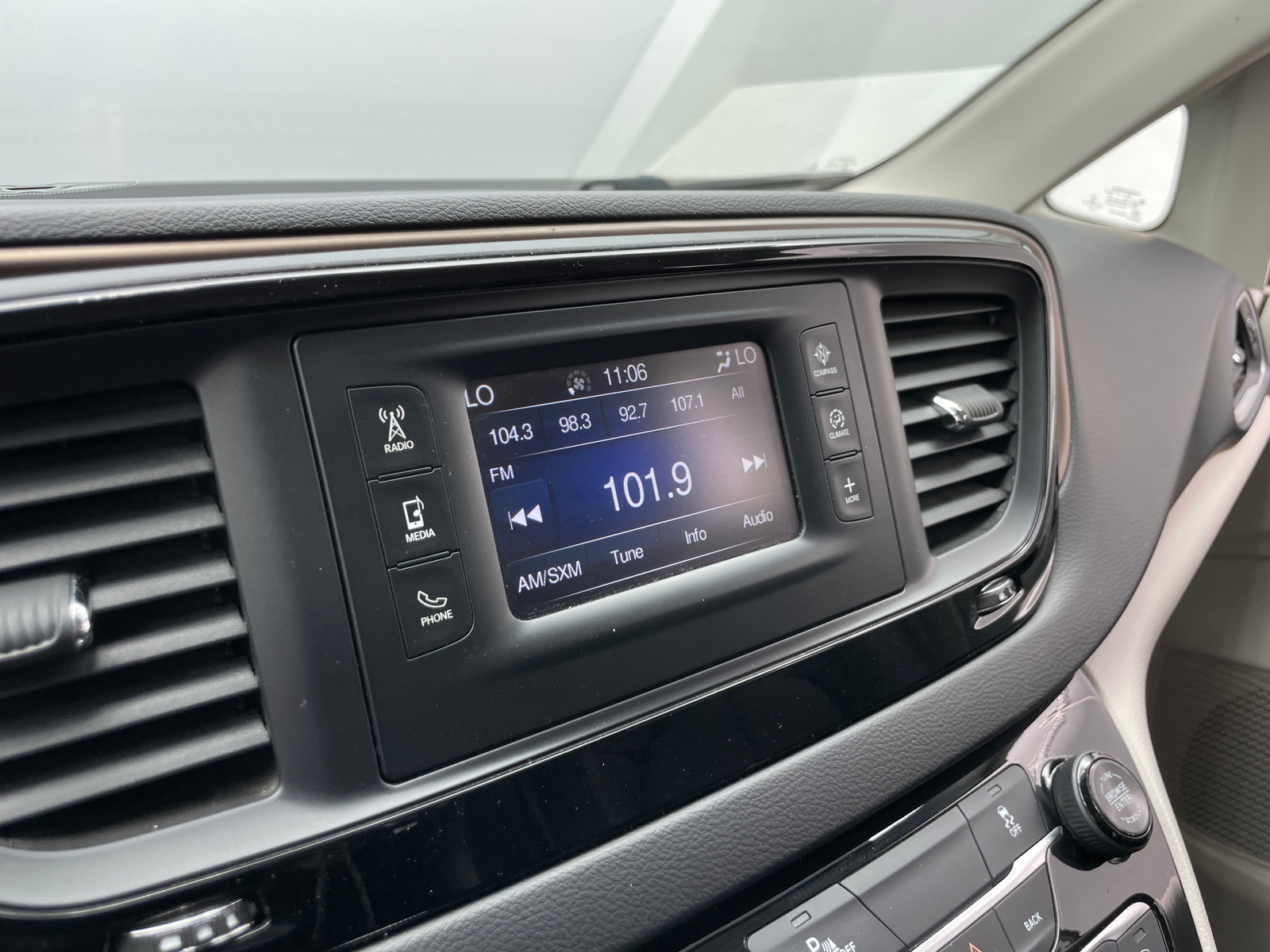 Thumbnail: 2017 Chrysler Pacifica - 3