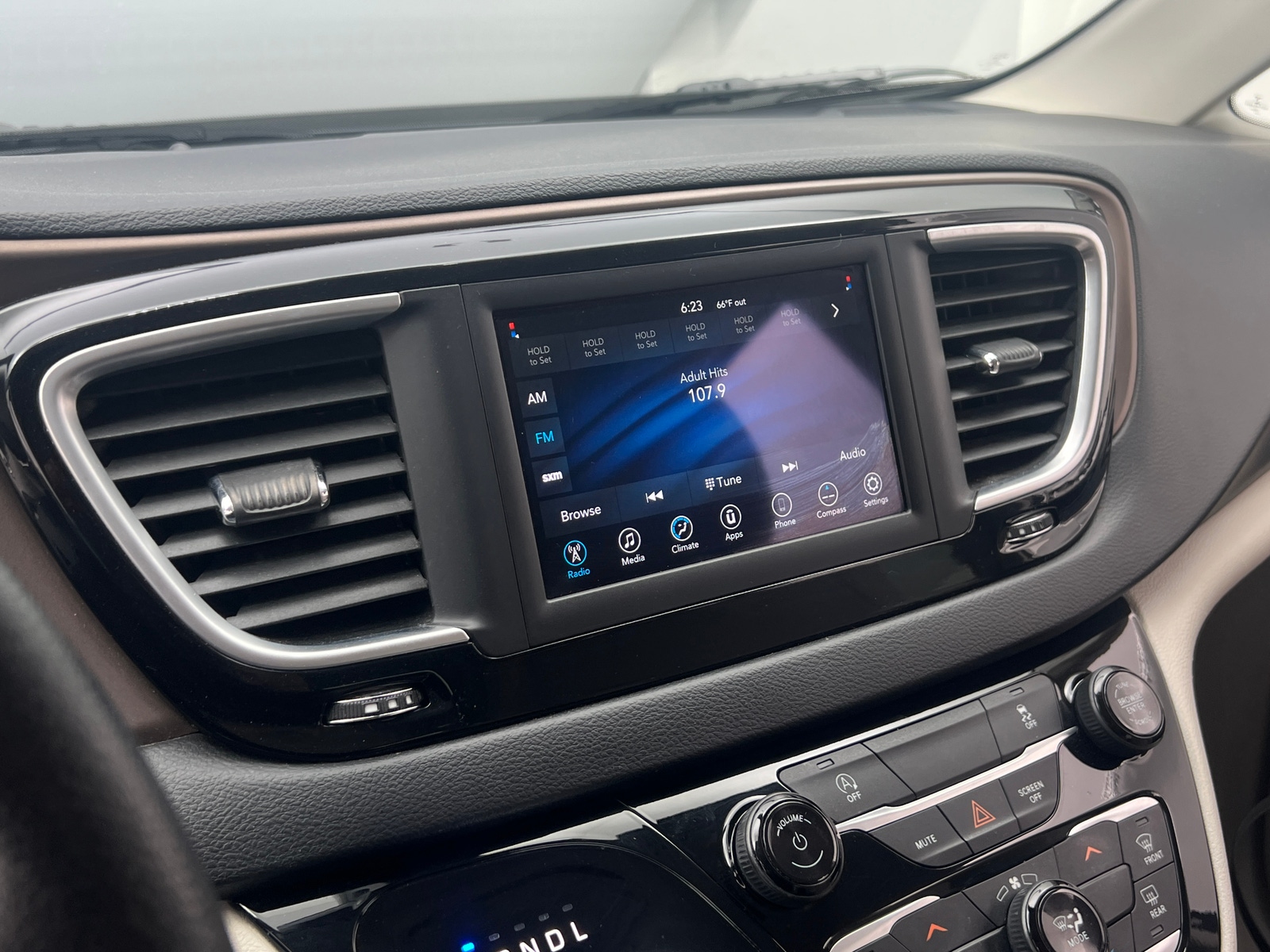 Thumbnail: 2021 Chrysler Voyager - 3