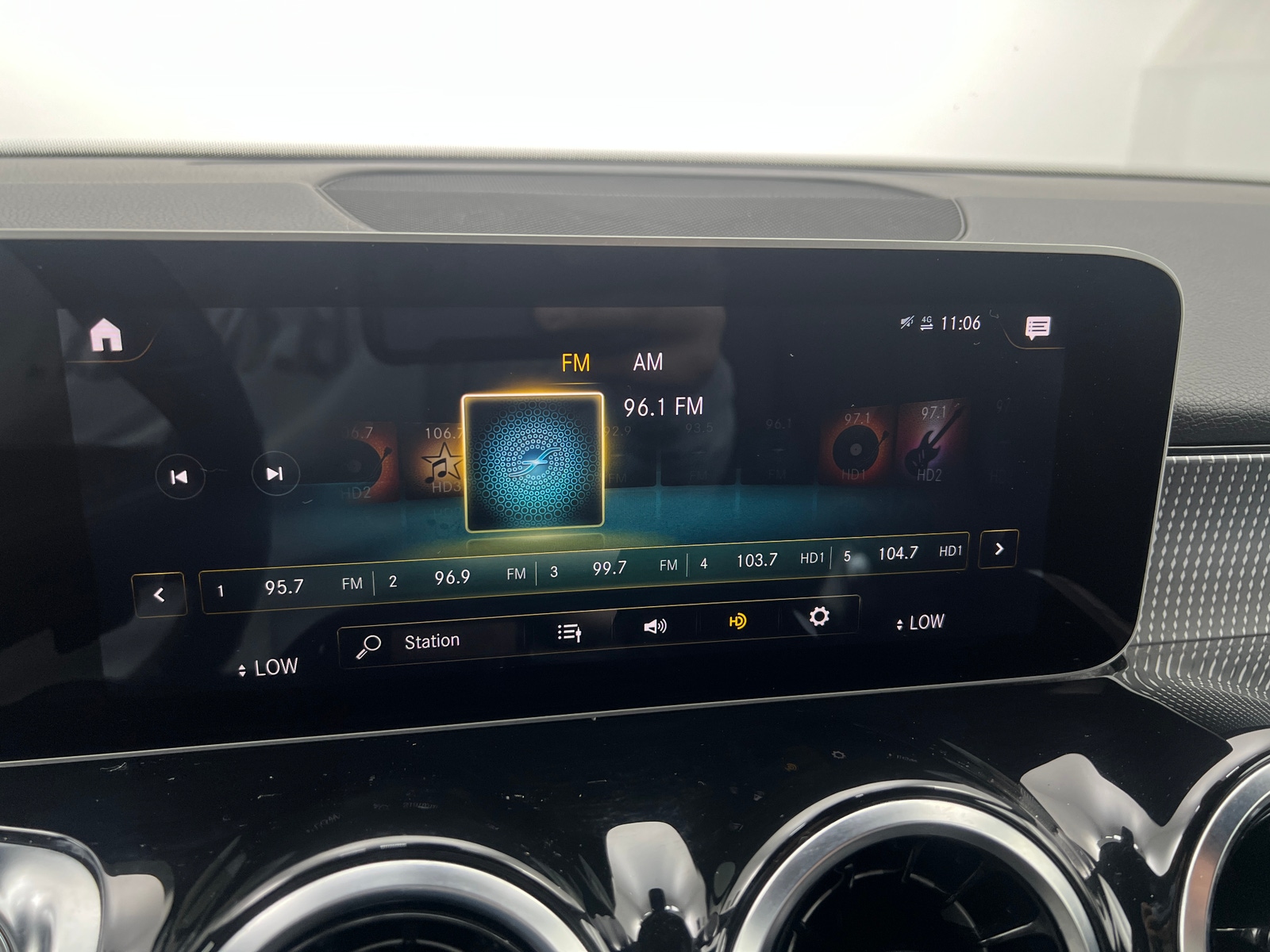 Thumbnail: 2021 Mercedes-Benz GLB - 3