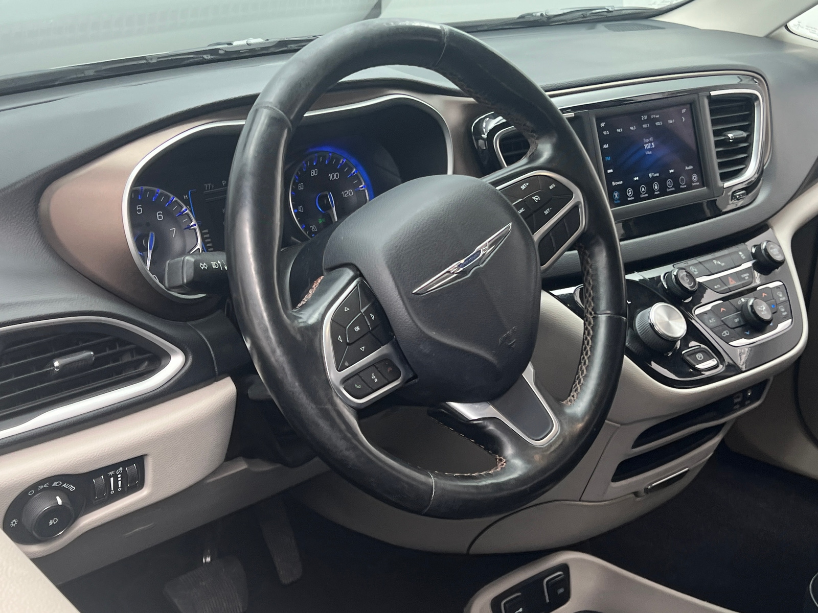 Thumbnail: 2019 Chrysler Pacifica - 4