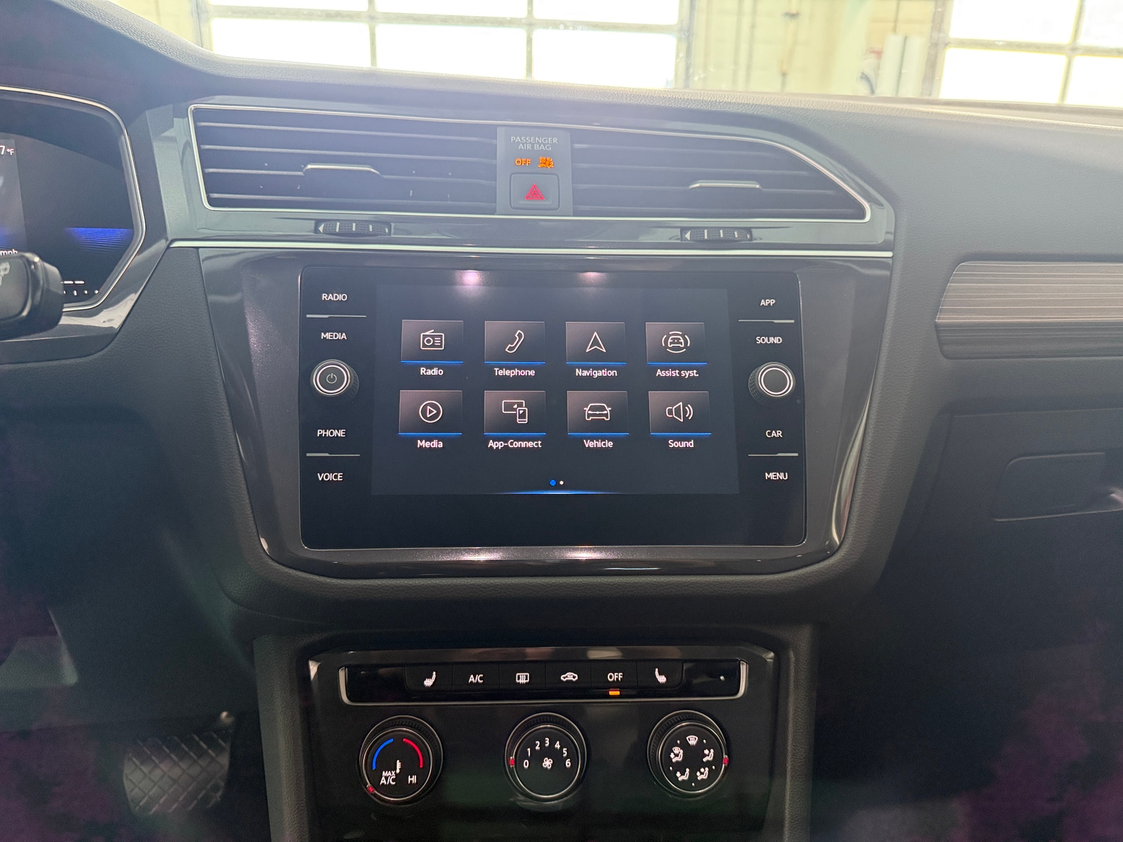 Thumbnail: 2024 Volkswagen Tiguan - 3