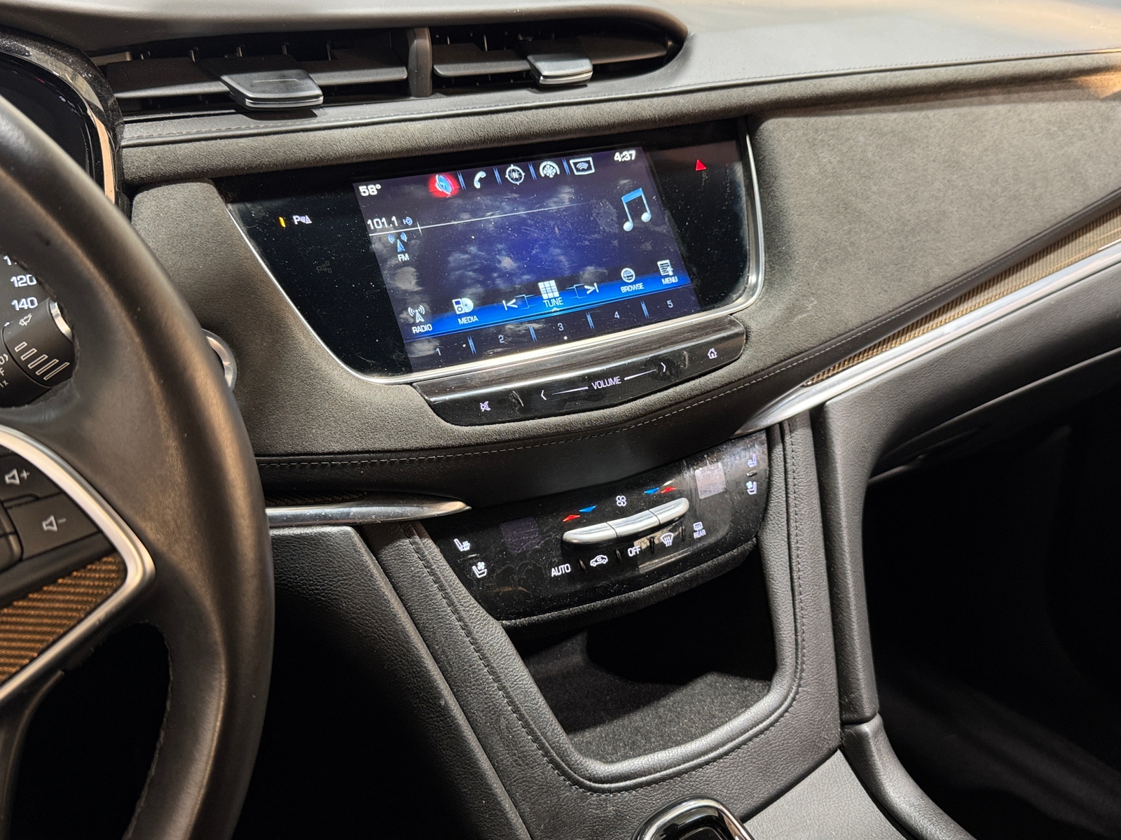 Thumbnail: 2017 Cadillac XT5 - 3