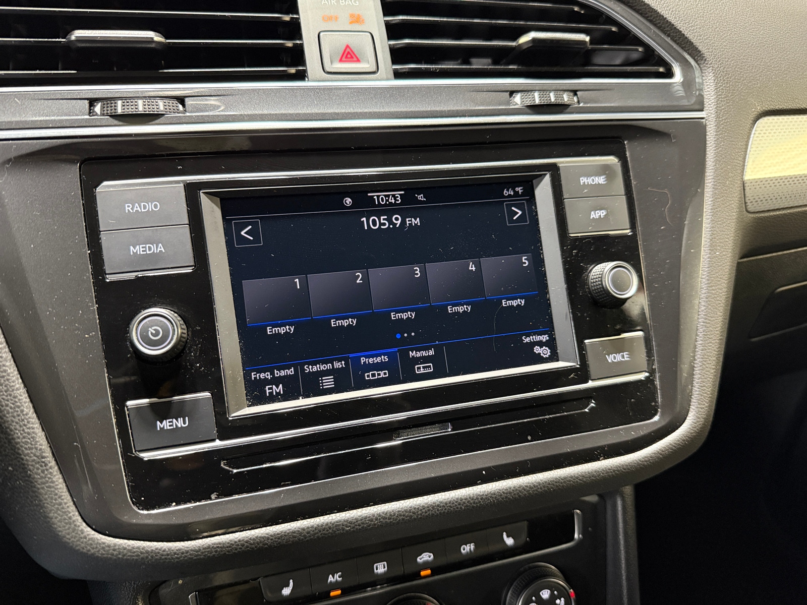 Thumbnail: 2023 Volkswagen Tiguan - 4