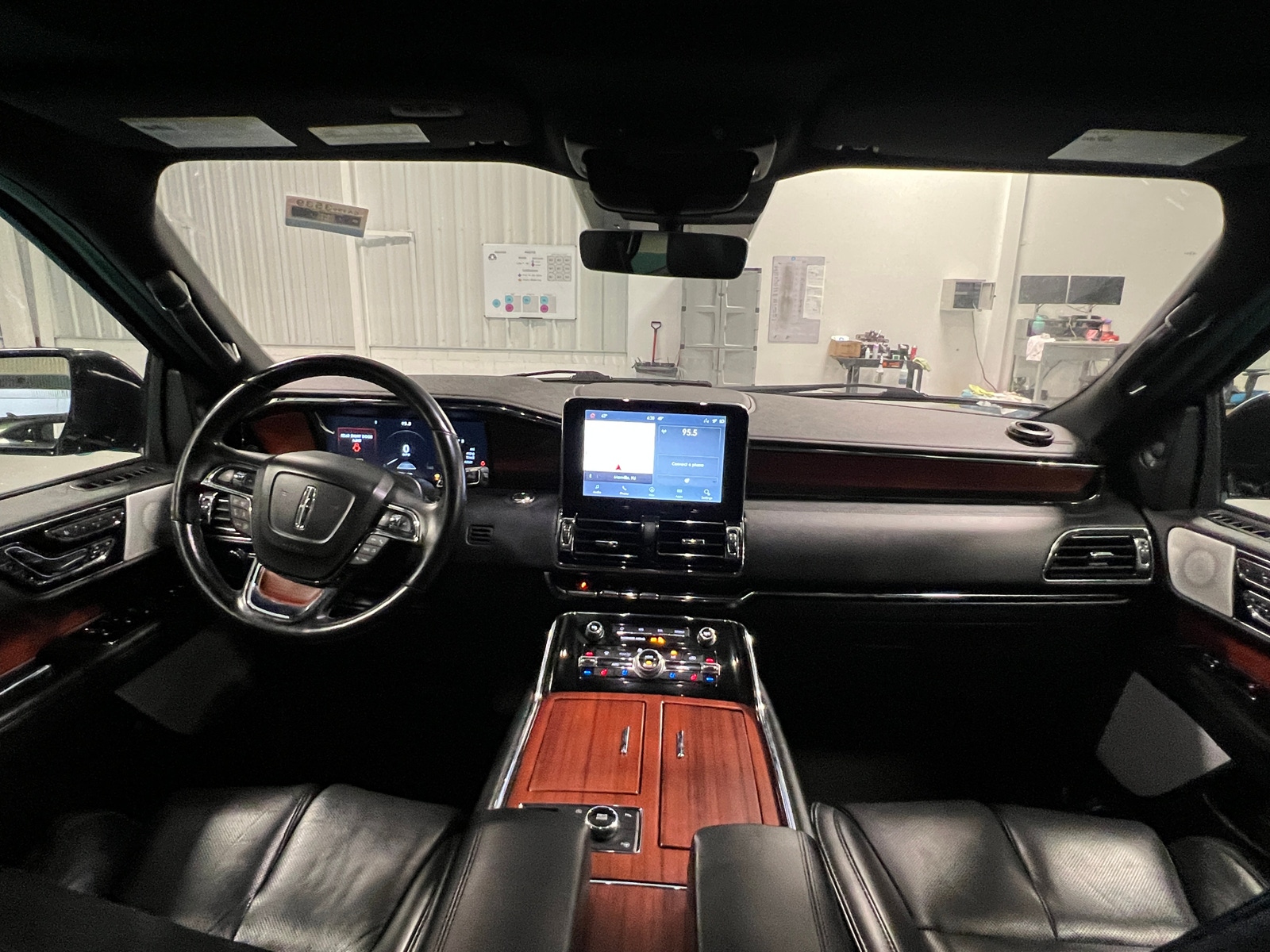 Thumbnail: 2021 Lincoln Navigator L - 2
