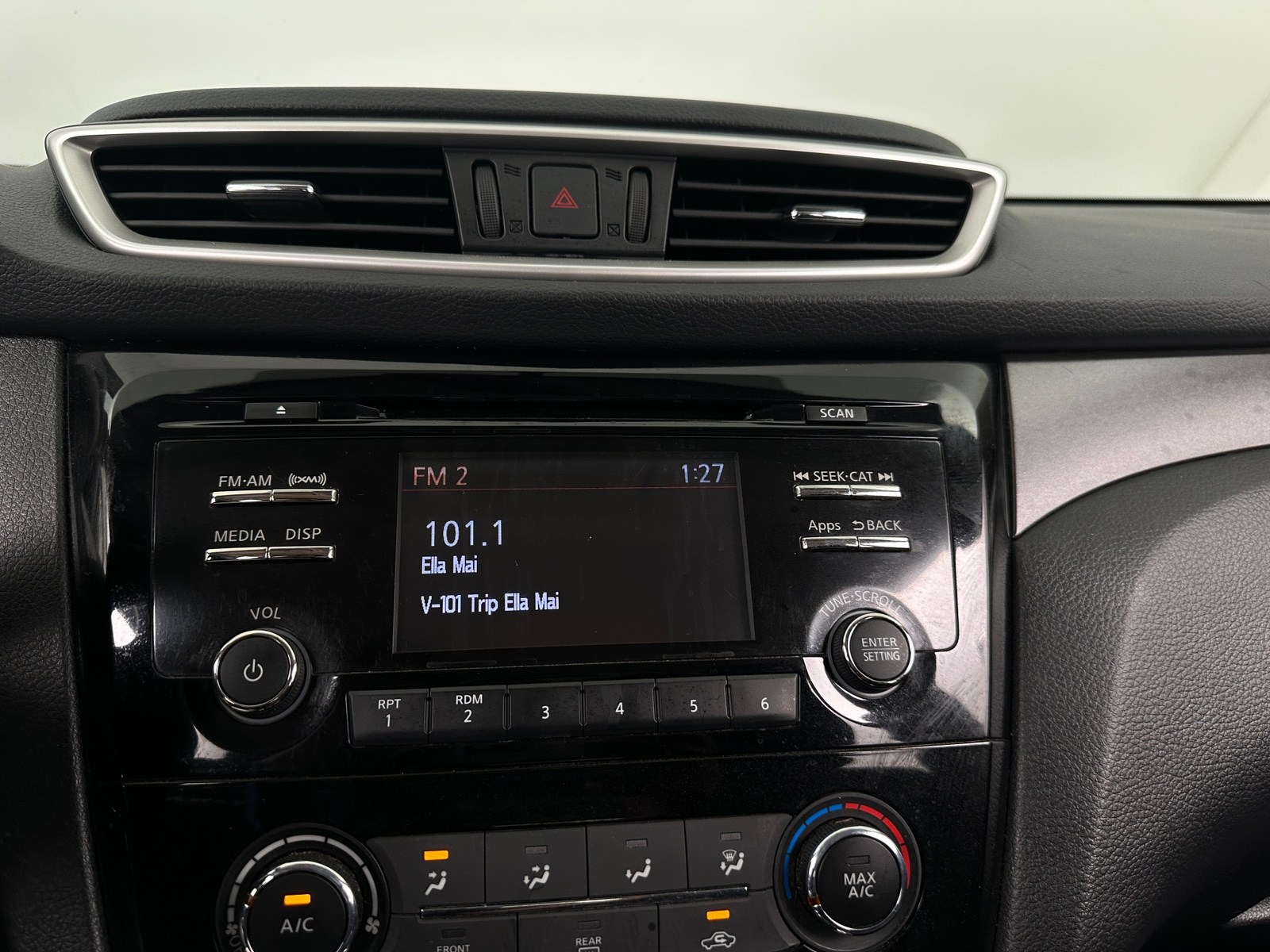 Thumbnail: 2016 Nissan Rogue - 4