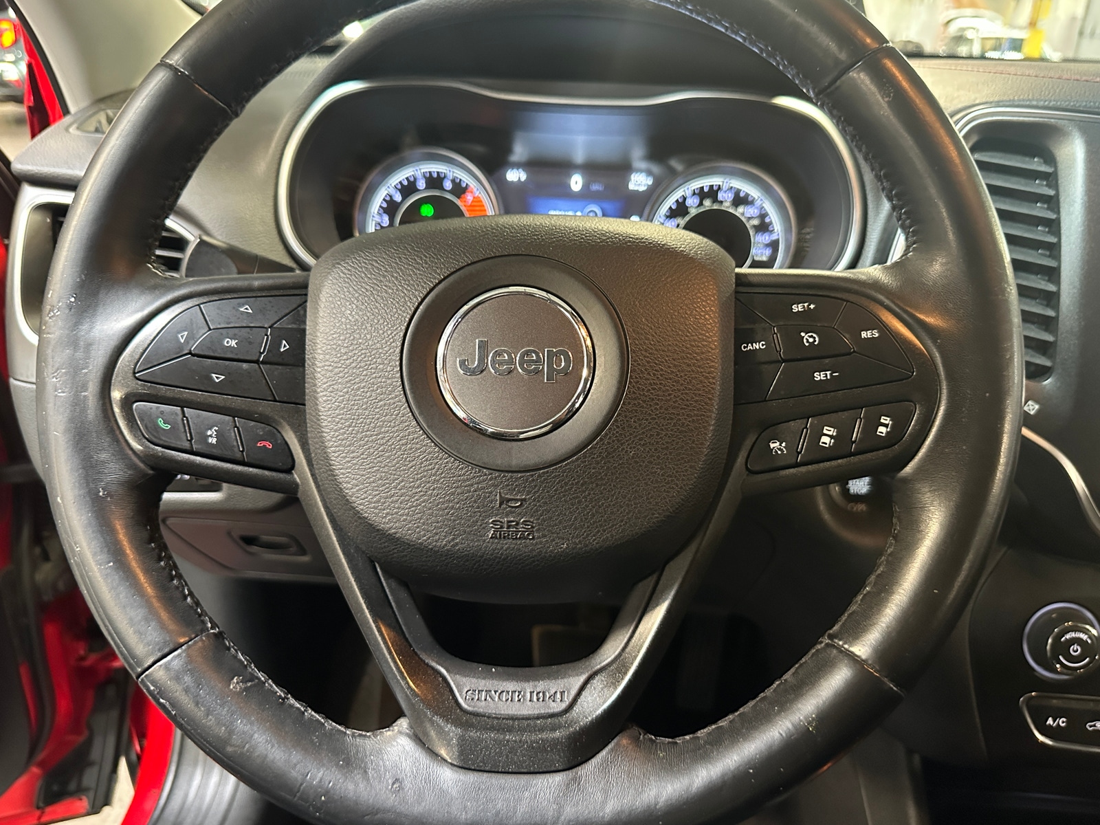 Thumbnail: 2019 Jeep Cherokee - 4