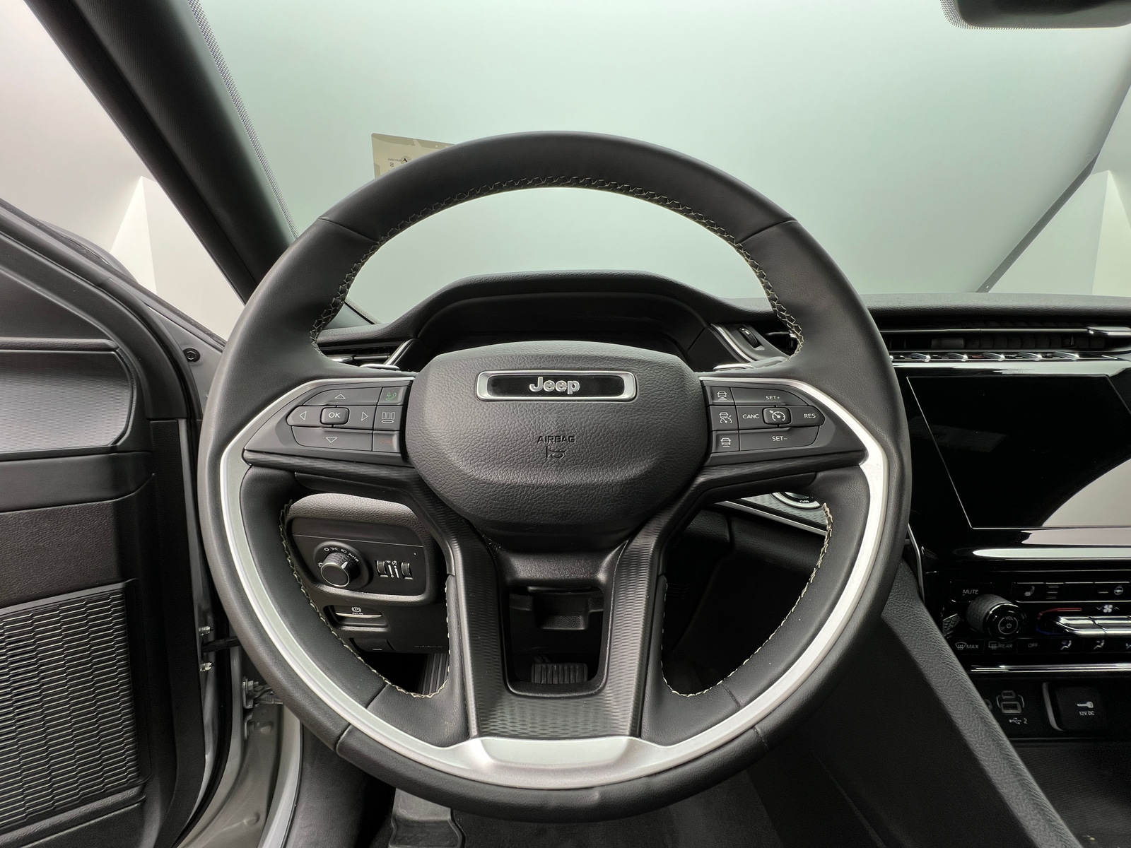 Thumbnail: 2024 Jeep Grand Cherokee L - 4