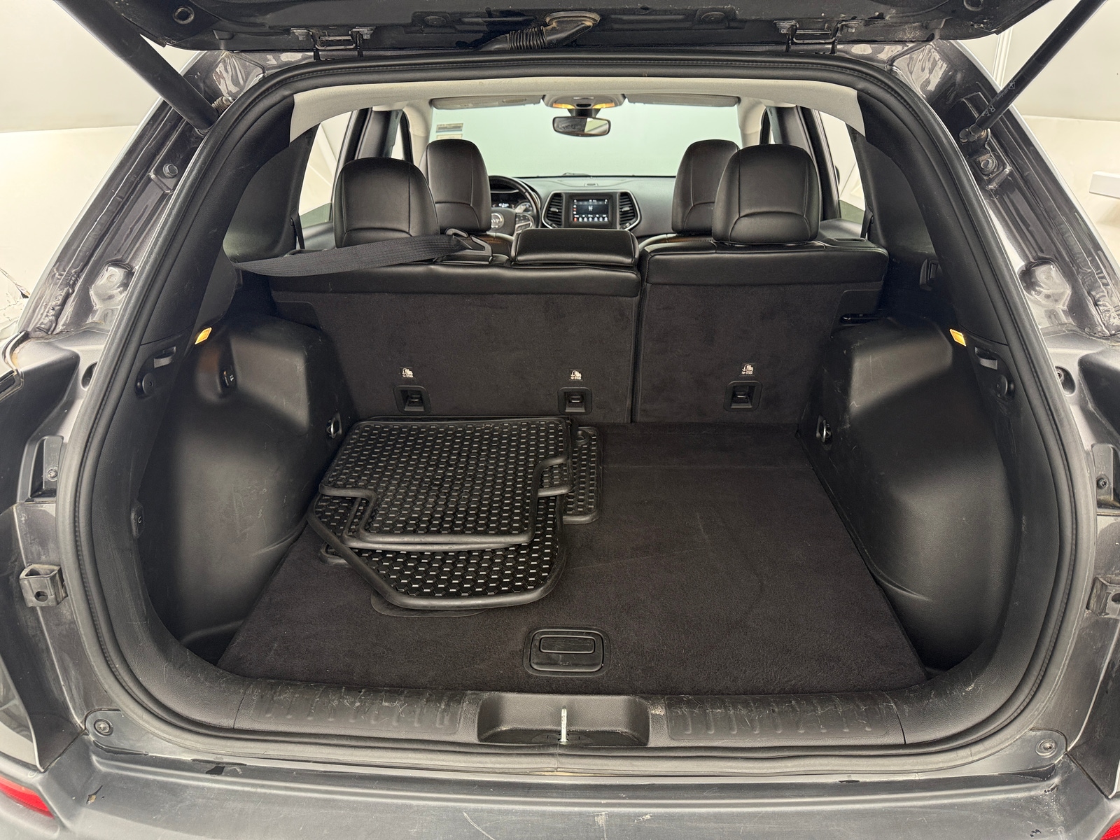 Thumbnail: 2019 Jeep Cherokee - 7
