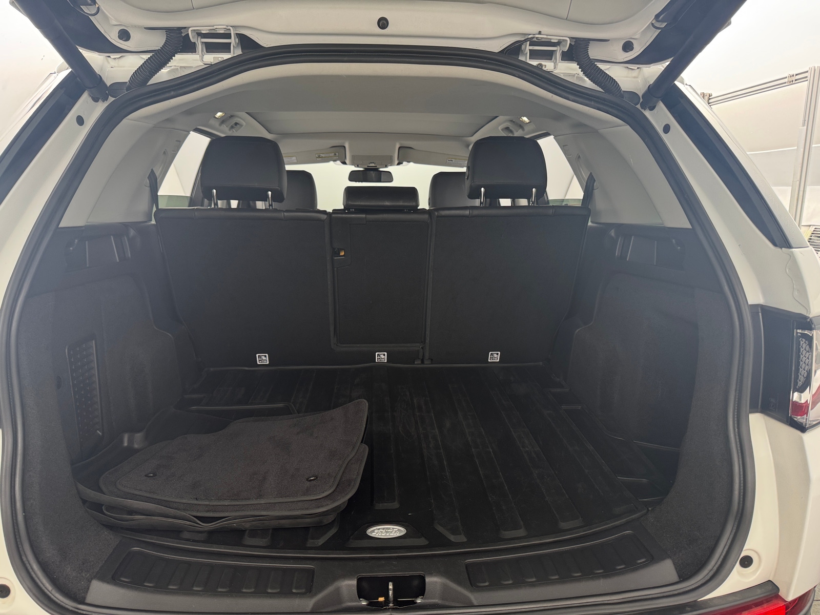 Thumbnail: 2018 Land Rover Discovery Sport - 6